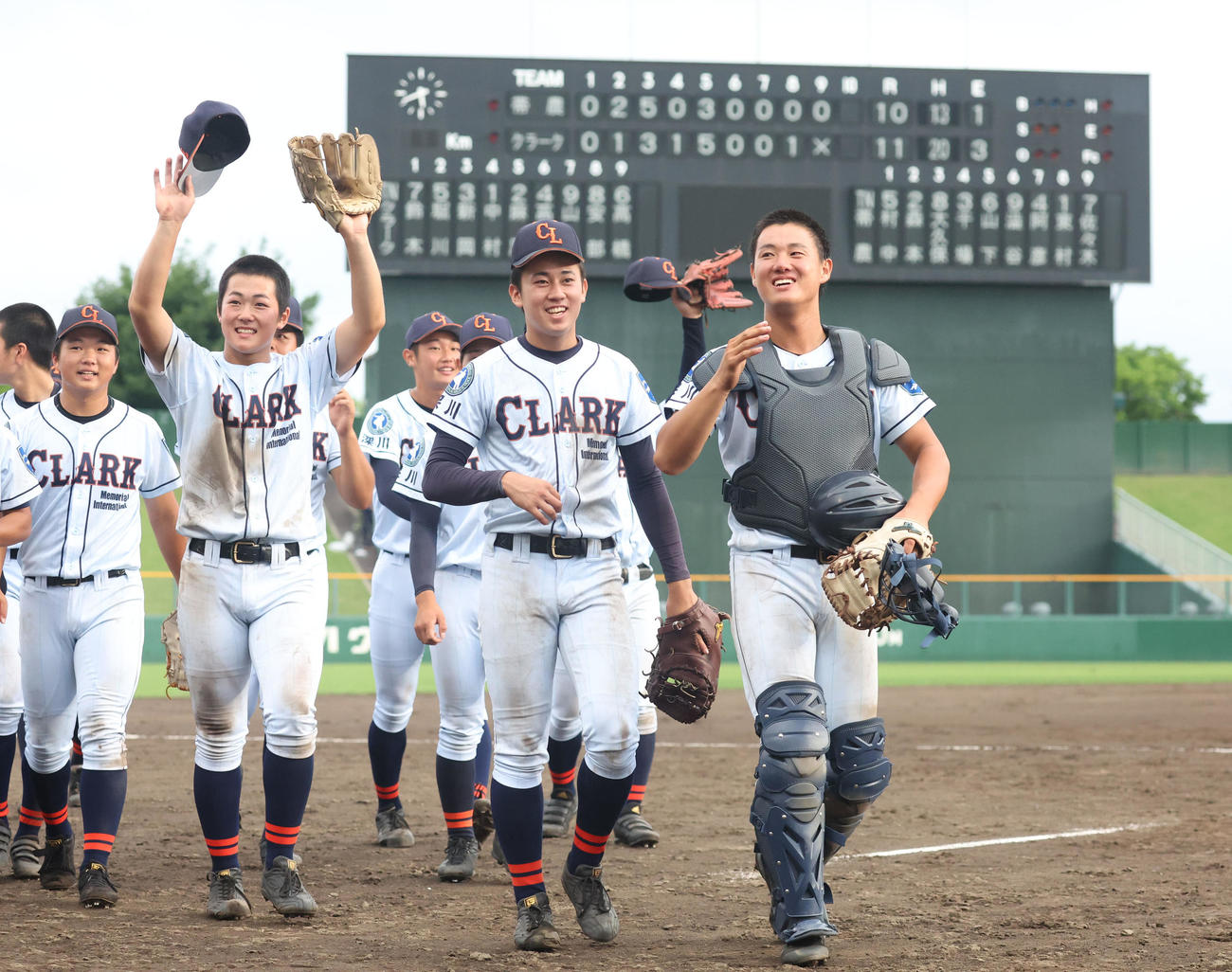 帯広農対クラーク　帯広農に勝利し準決勝進出を決め笑顔で引き揚げるクラークナイン（撮影・佐藤翔太）