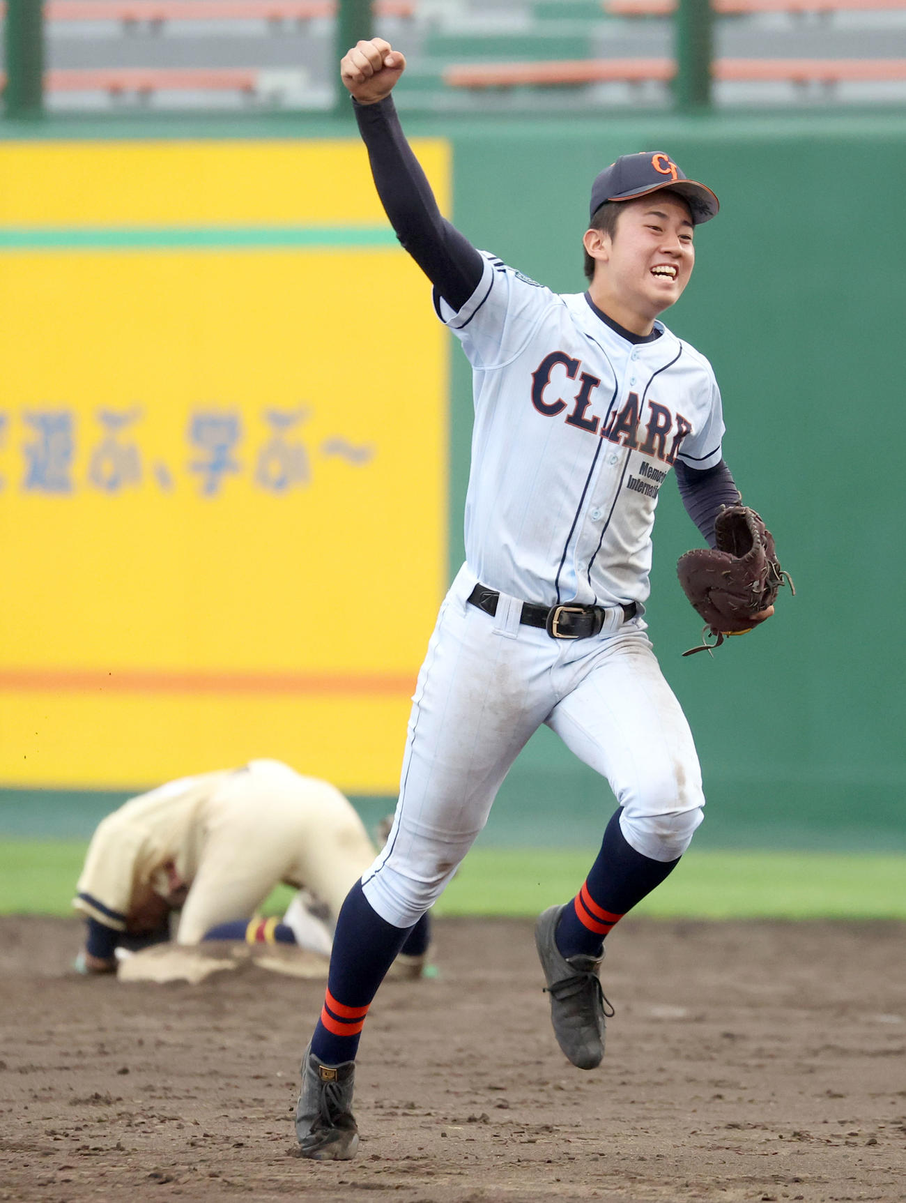 帯広農対クラーク　帯広農に勝利し笑顔でガッツポーズをする新岡（撮影・佐藤翔太）