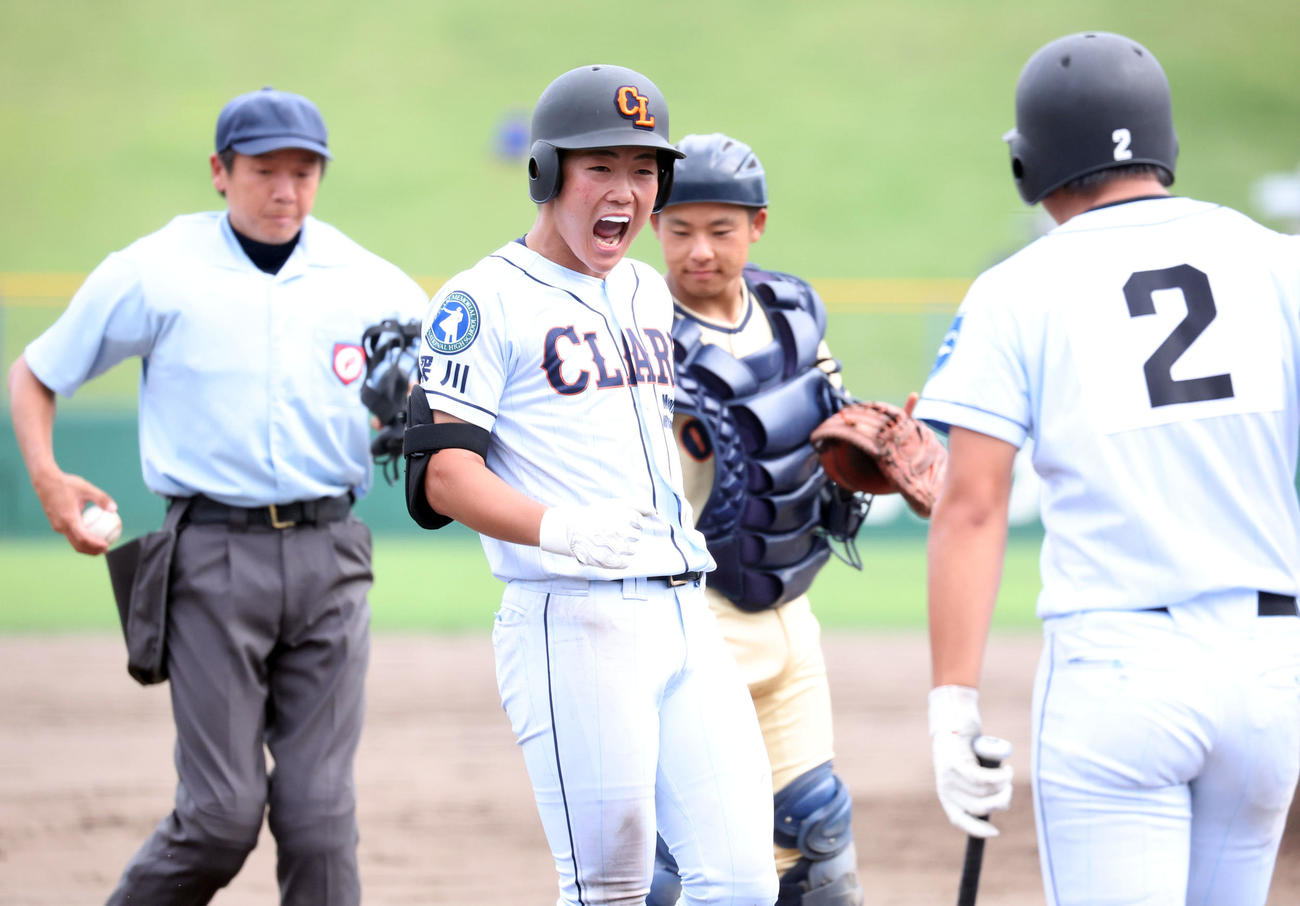 帯広農対クラーク　3回裏クラーク無死、中村は中越え本塁打を放つ（撮影・佐藤翔太）