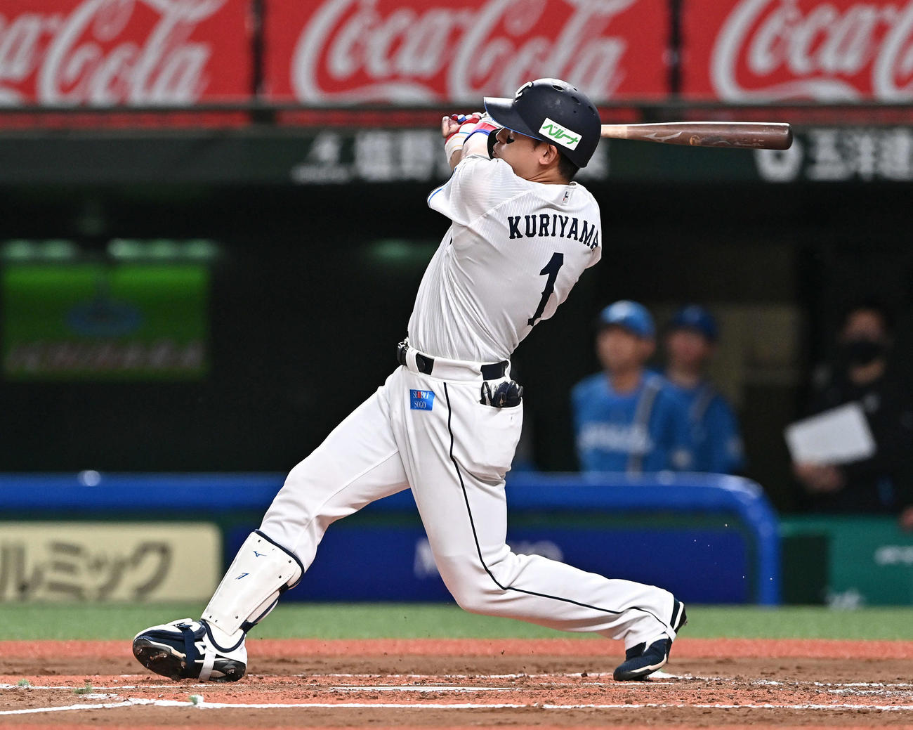 西武対日本ハム　2回裏西武無死、栗山は右越えソロ本塁打を放つ（撮影・滝沢徹郎）