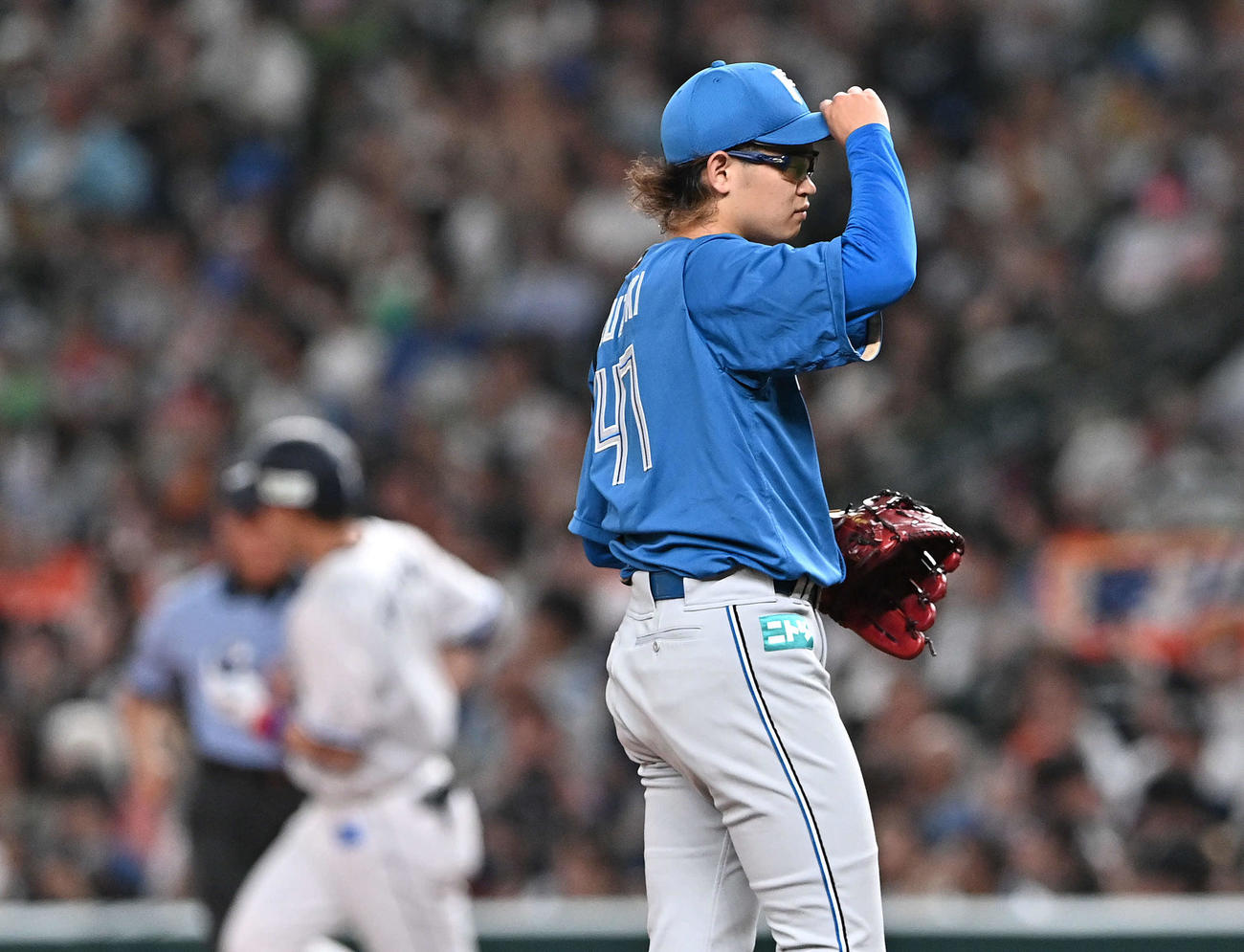 西武対日本ハム　2回裏西武無死、栗山（後方）にソロ本塁打を許す鈴木（撮影・滝沢徹郎）
