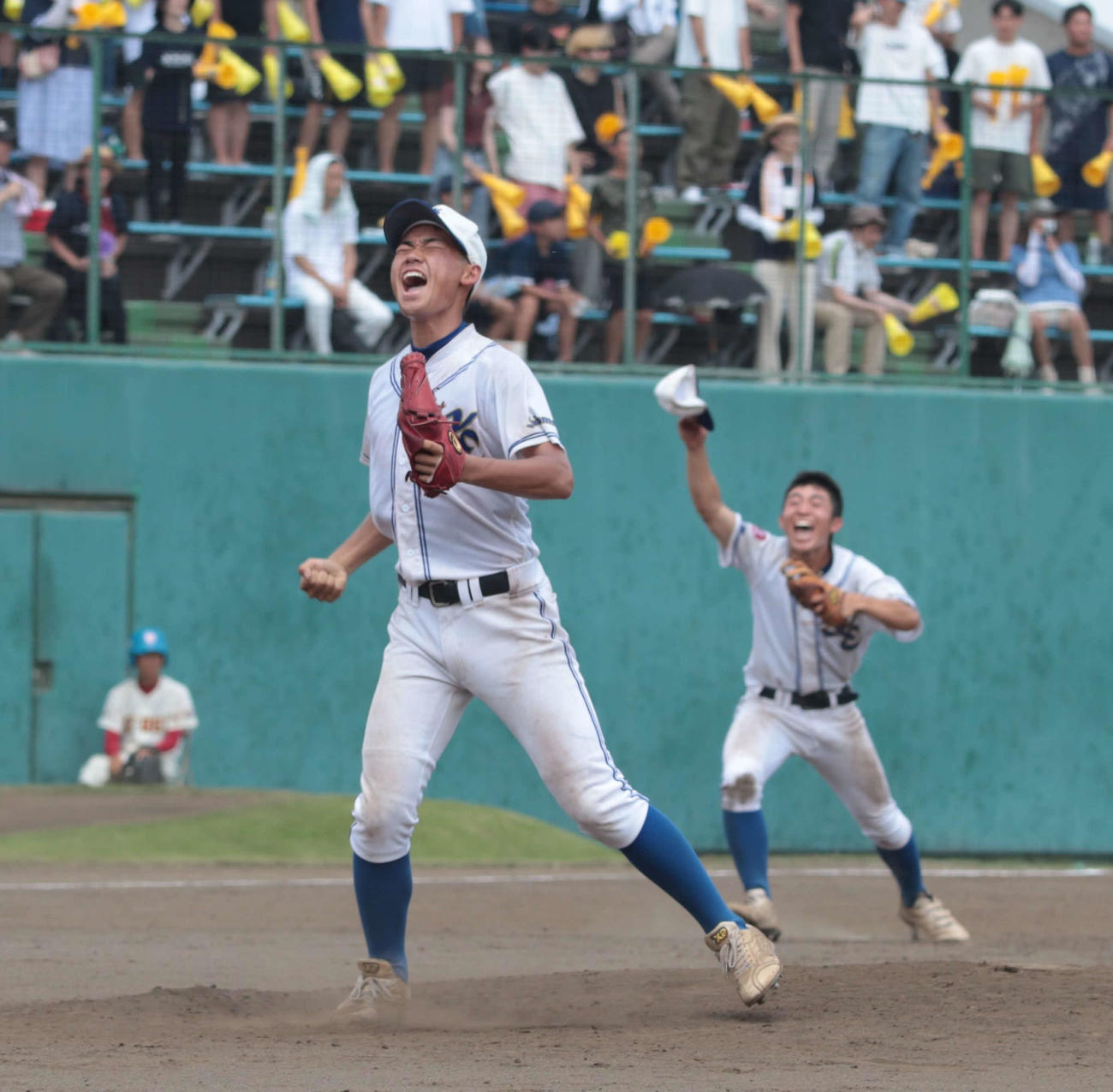 川越東対春日部共栄、春日部共栄に勝利しほえる川越東・井上投手（3年）（中央）（撮影・佐瀬百合子）