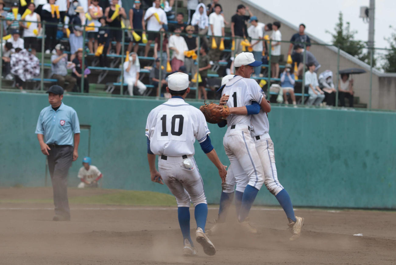 川越東対春日部共栄、春日部共栄に勝利しナインと抱き合う川越東・井上投手（3年）（右から3人目）（撮影・佐瀬百合子）