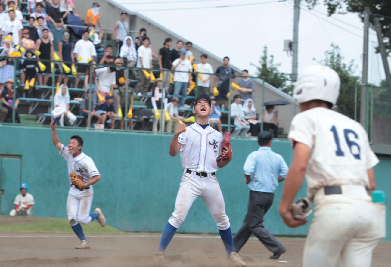 川越東対春日部共栄、春日部共栄に勝利しほえる川越東・井上投手（3年）（中央）（撮影・佐瀬百合子）