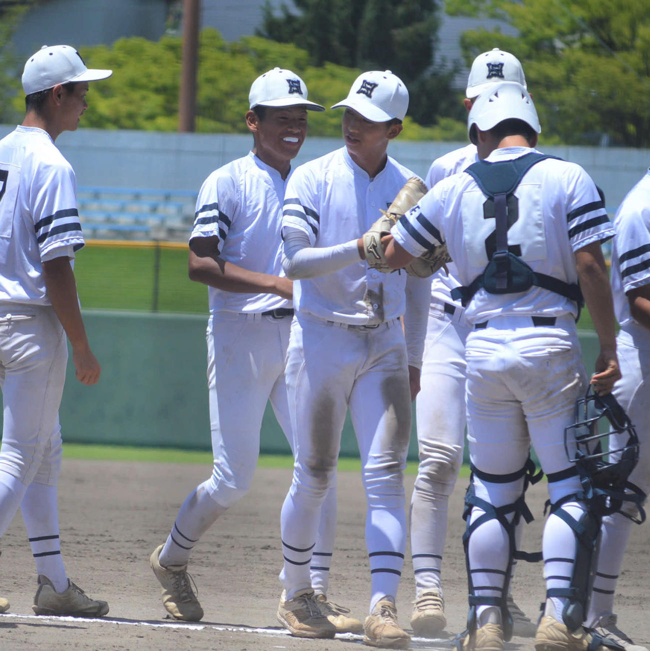 瀬田工に勝利し、ナインと喜びを分かち合う彦根総合・野下（中央）（撮影・藤本真育）
