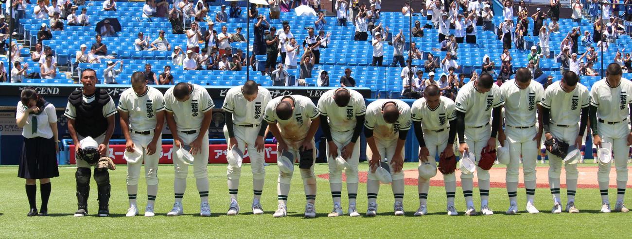 二松学舎大付対堀越　試合後、スタンドにあいさつをする二松学舎大付の選手たち（撮影・保坂恭子）