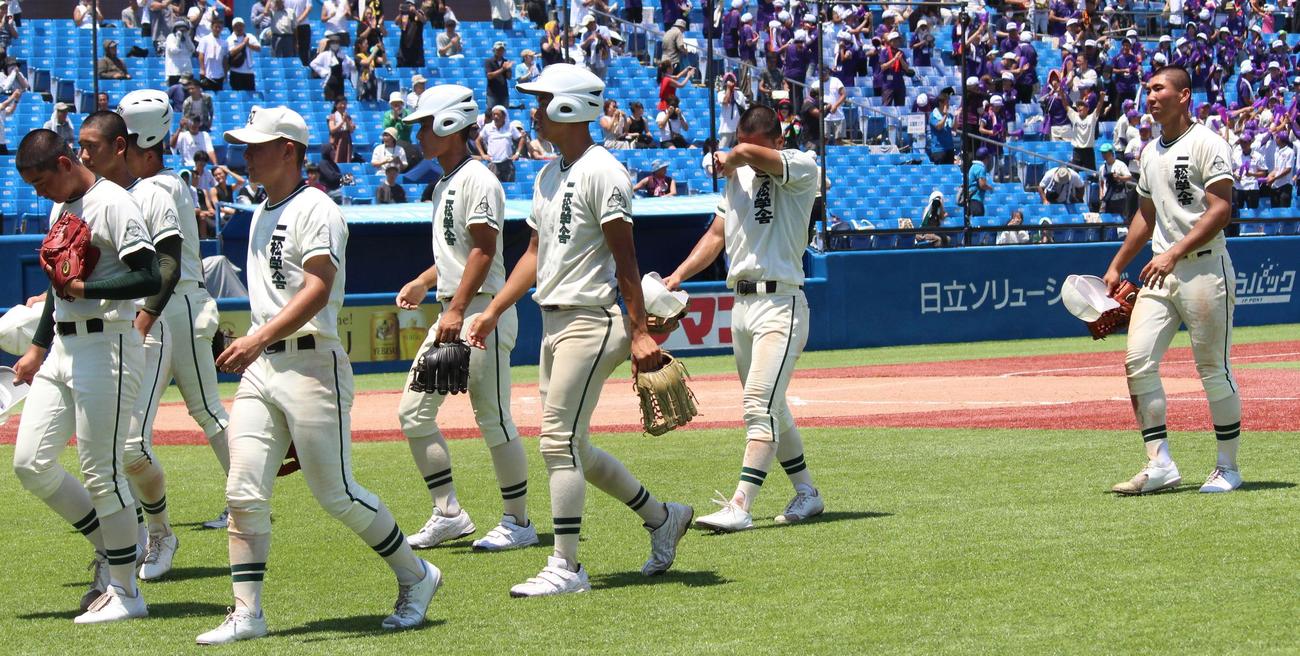 二松学舎大付対堀越　延長10回タイブレークの末に敗れ、涙する二松学舎大付の選手（撮影・保坂恭子）