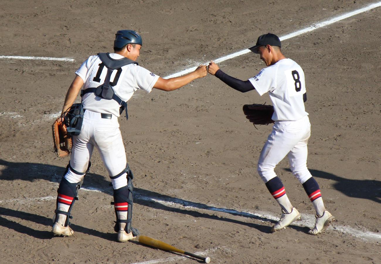 関大第一対槻の木　9回を抑えグータッチする関大第一・福原（左）と池谷（撮影・柏原誠）