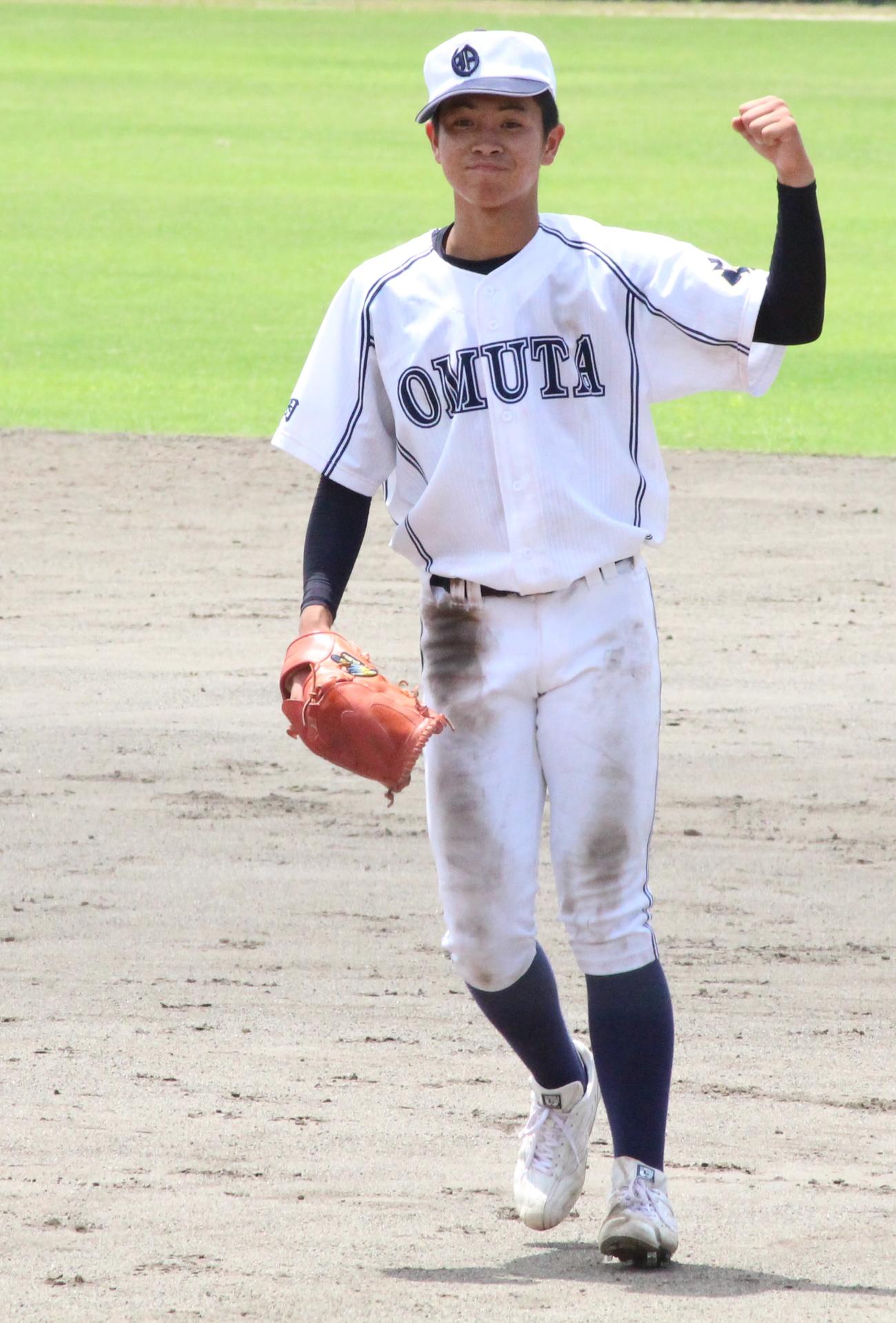 北九州市立対大牟田　試合終了でガッツポーズする多く太・境利月投手（撮影・菊川光一）