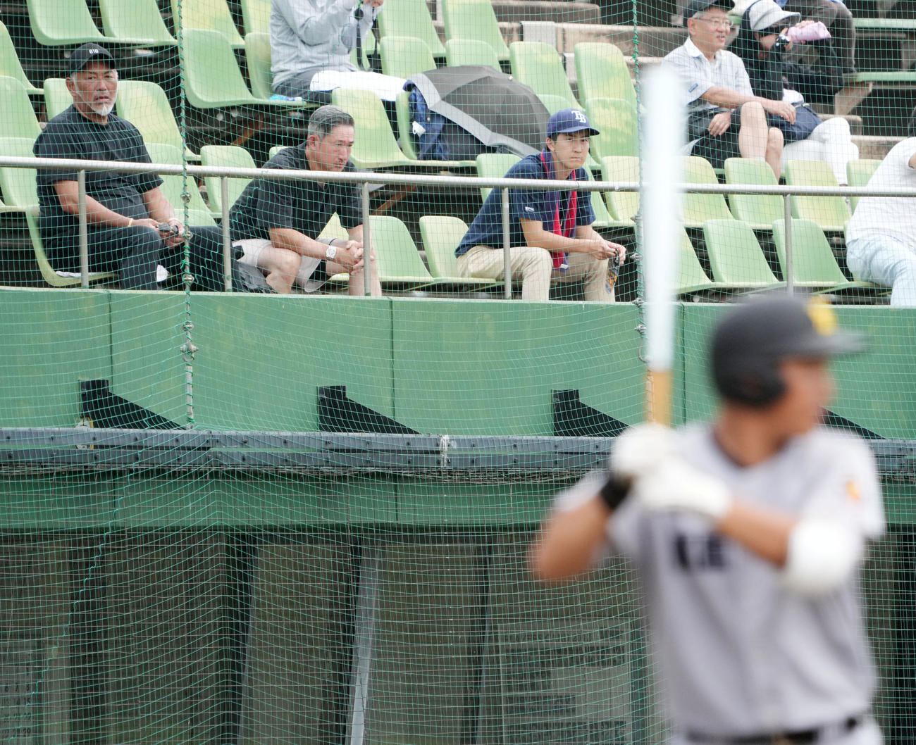 市ヶ尾対慶応　7回裏、打席を待つ息子の勝児を見つめる清原和博氏（左）（撮影・横山健太）