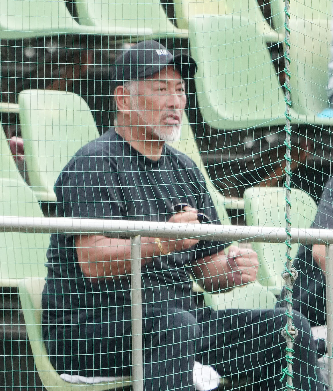 市ヶ尾対慶応　7回裏慶応2死満塁、息子の勝児の押し出し四球で慶応が勝利し力強くガッツポーズする清原和博氏（撮影・横山健太）