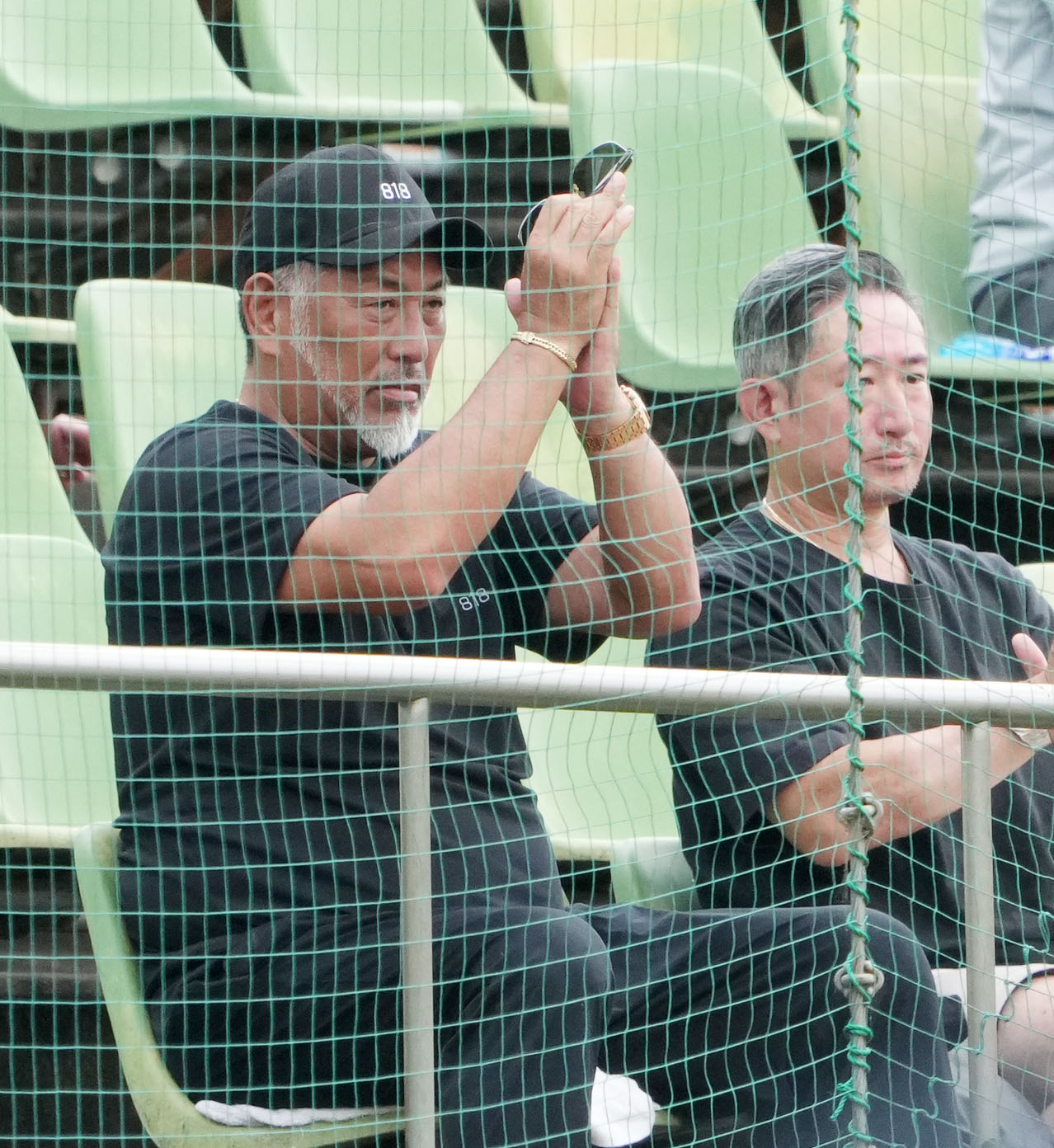 市ヶ尾対慶応　7回裏慶応2死満塁、息子の勝児の押し出し四球で慶応が勝利し拍手を送る清原和博氏（撮影・横山健太）