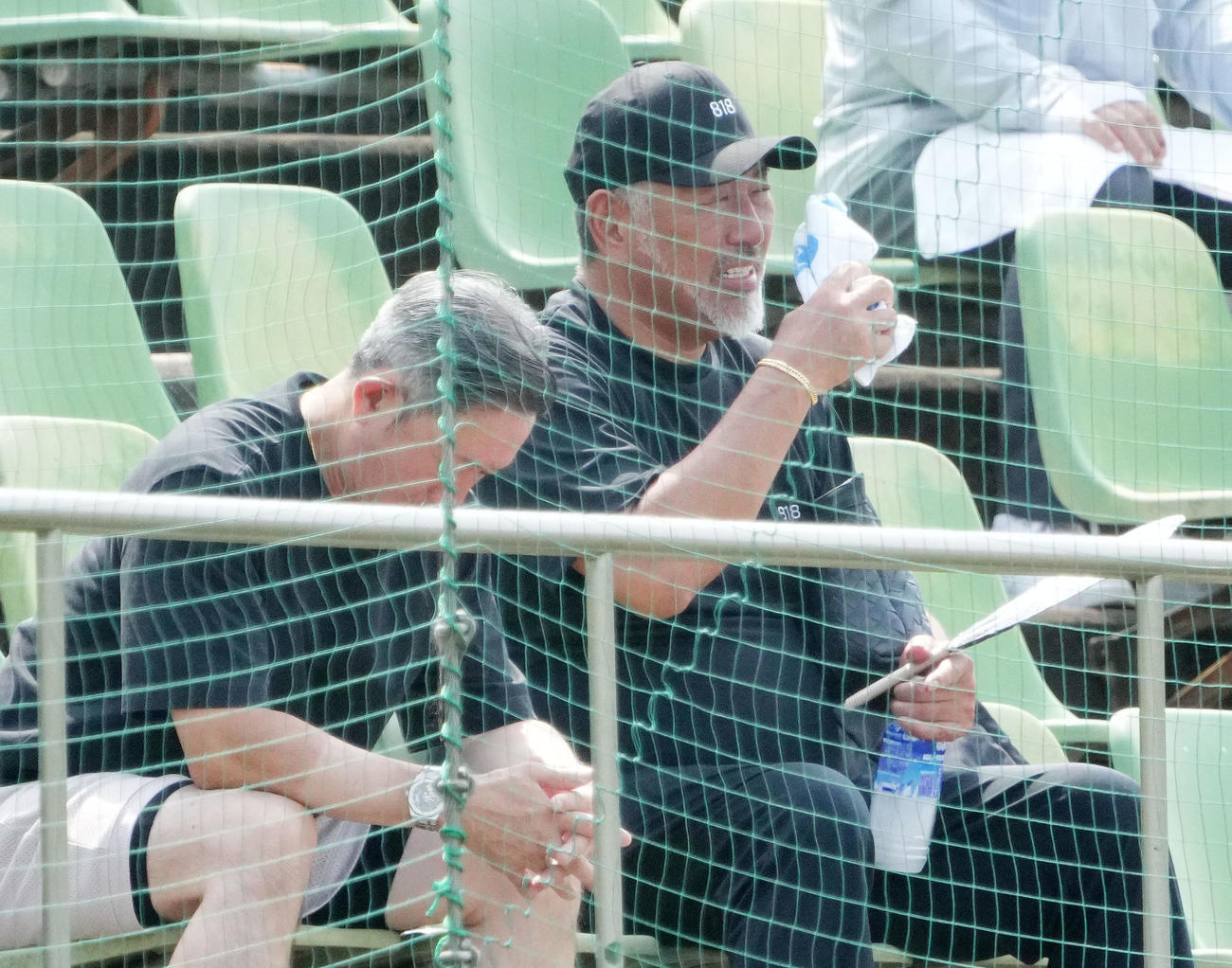 市ヶ尾対慶応　試合を観戦する清原和博氏（右）（撮影・横山健太）