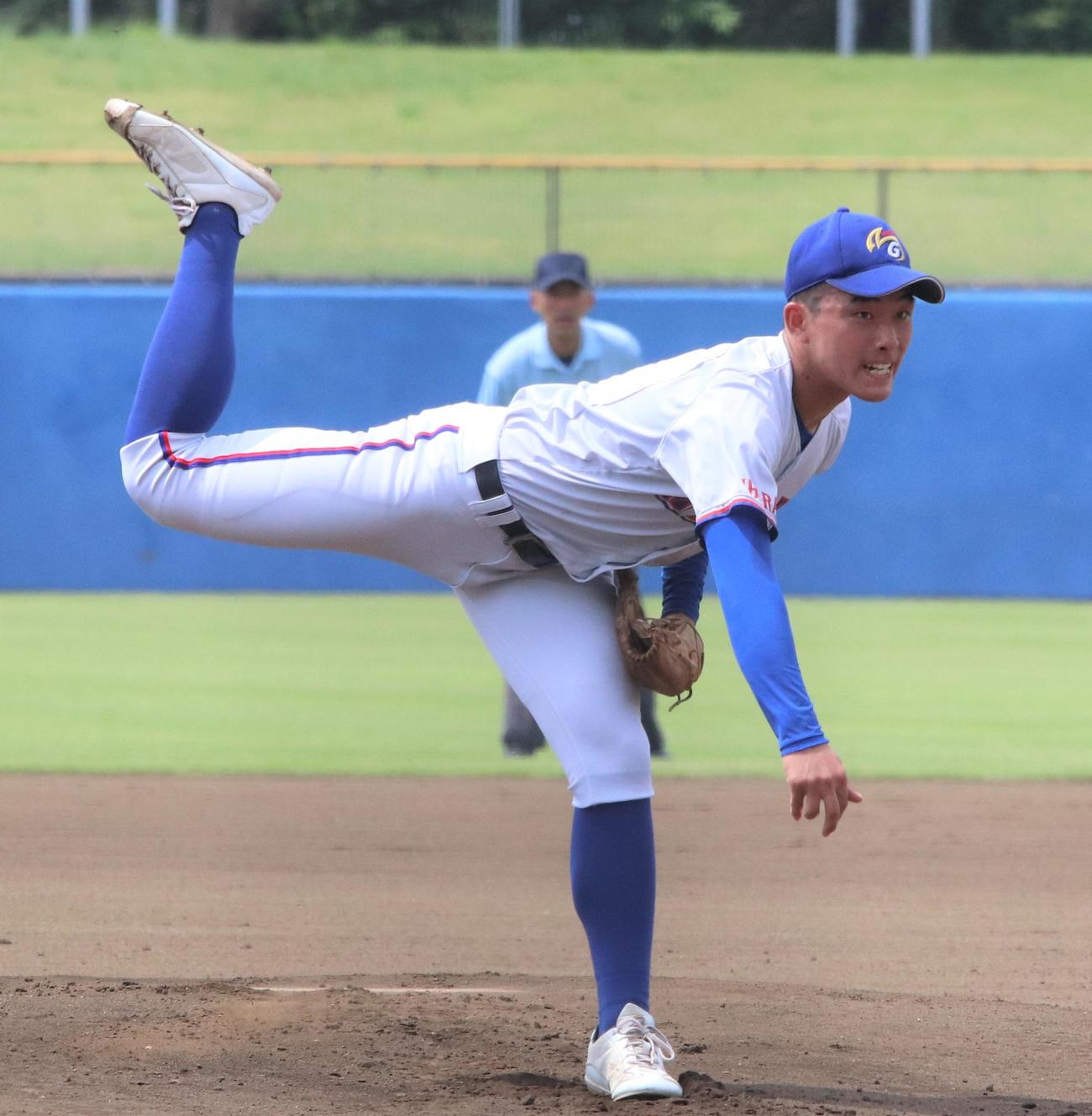 牛久栄進対明秀学園日立　力投する明秀学園日立・堀田（撮影・村山玄）