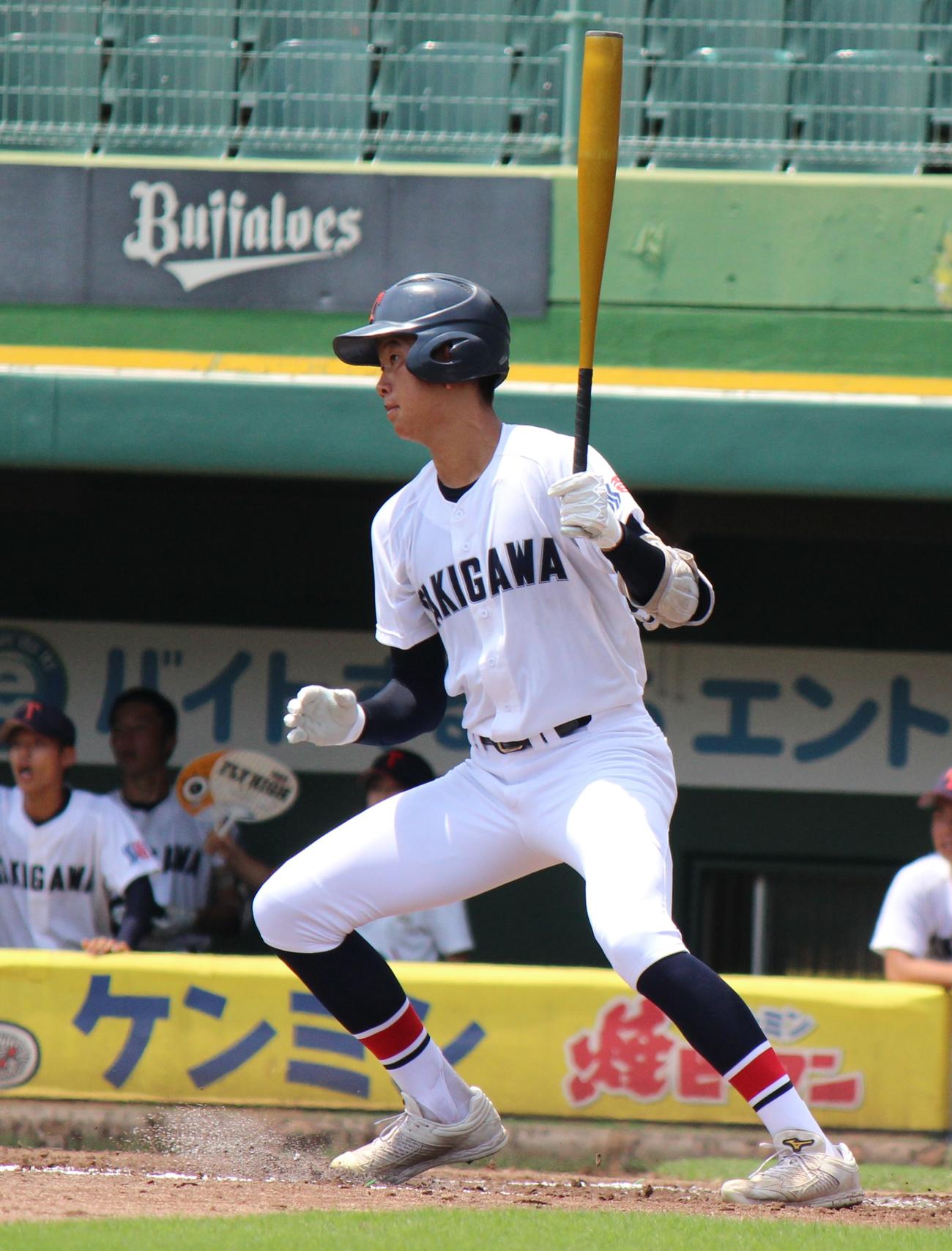 滝川二対神港橘　初回、中前打を放つ滝川二・坂井（撮影・柏原誠）