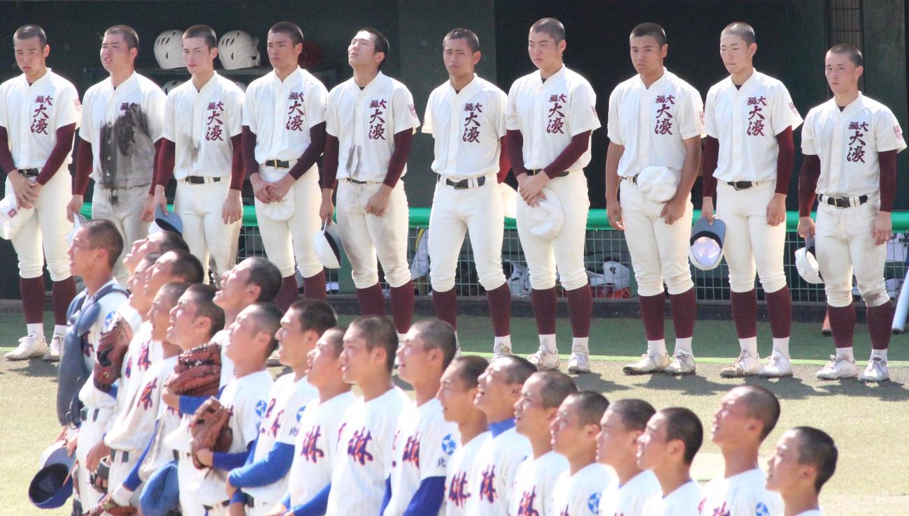 4回戦で敗れて、肩を落とす福岡大大濠の選手（撮影・菊川光一）