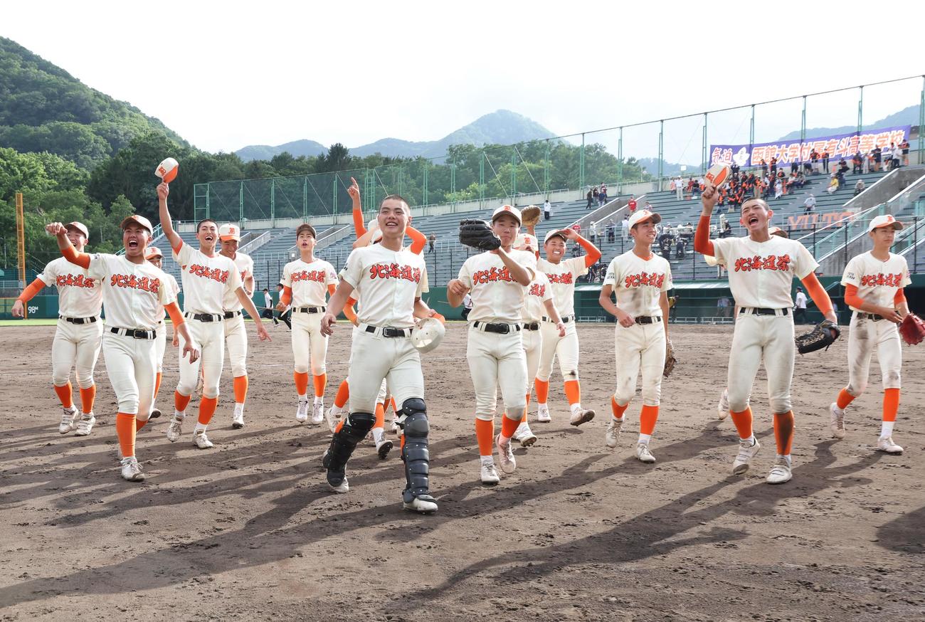 函館大有斗対北海道栄　準決勝進出を決め喜ぶ北海道栄ナイン（撮影・黒川智章）