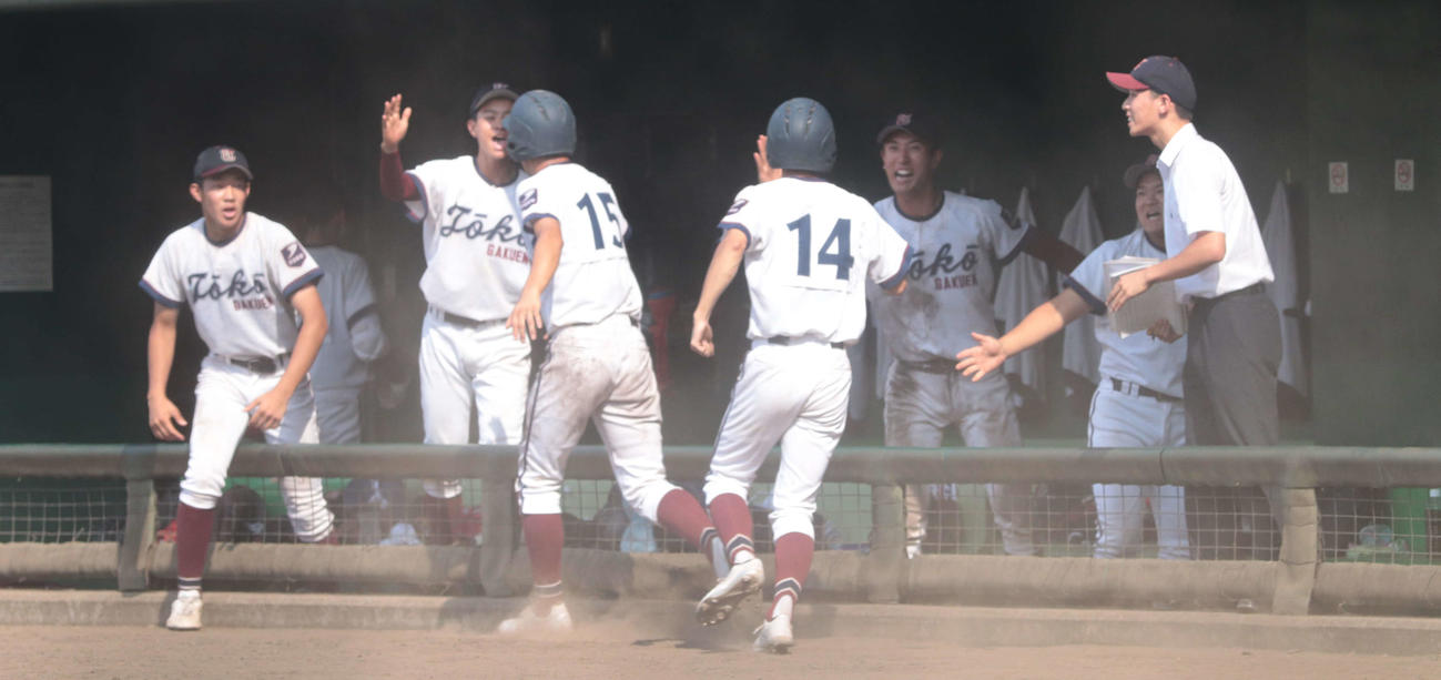 桐光学園対藤沢翔陵で、6回2死から勝ち越し喜ぶ桐光学園ベンチ（撮影・佐瀬百合子）
