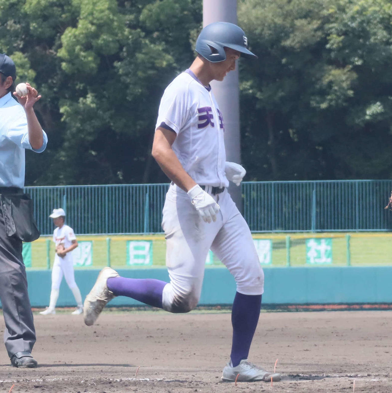 高校野球奈良大会　法隆寺国際対天理　7回に決勝のソロ本塁打を放ち、笑顔でホームへ生還する天理の大谷汰一外野手（撮影・村松万里子）