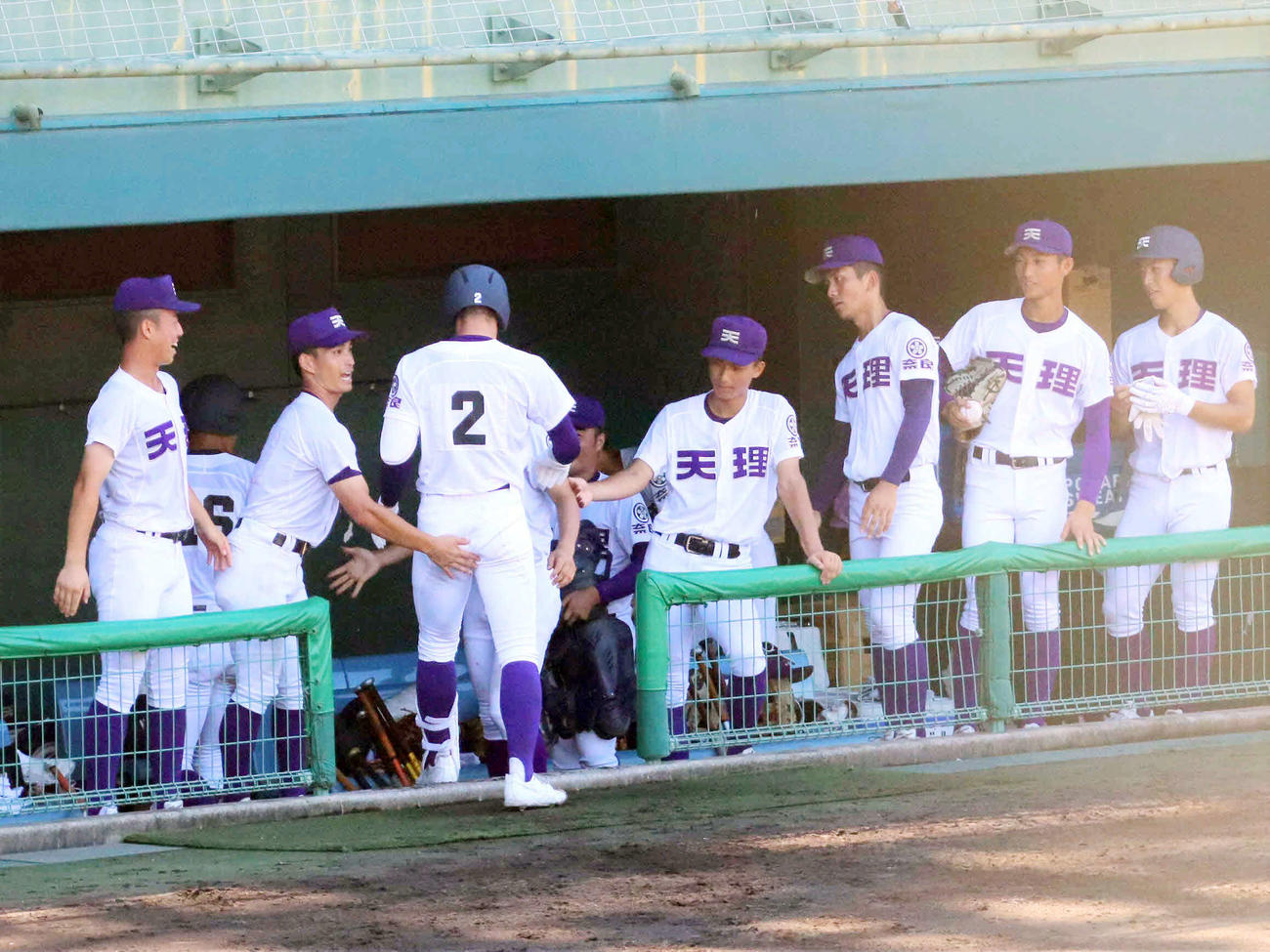 高校野球奈良大会　法隆寺国際対天理　2回、3ランを放った赤埴を迎える天理ナイン（撮影・村松万里子）