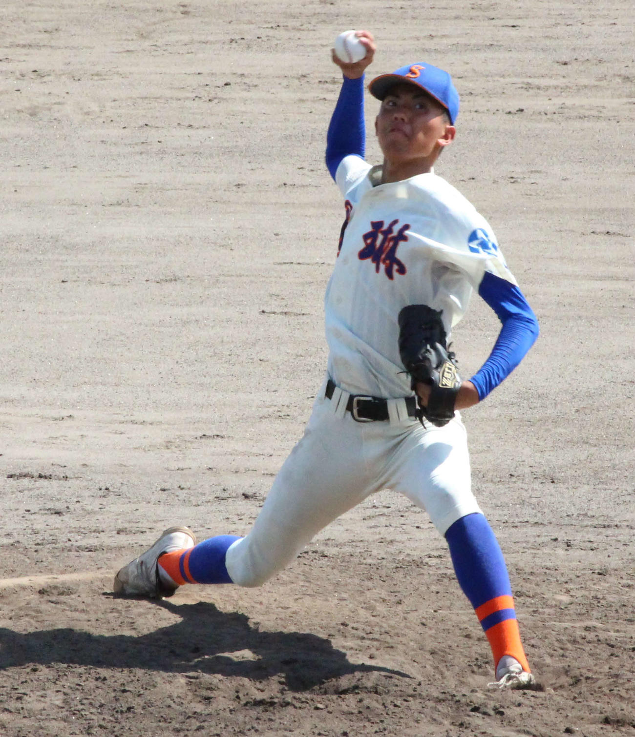 福岡大大濠対星琳　力投する星琳・田中直（撮影・菊川光一）