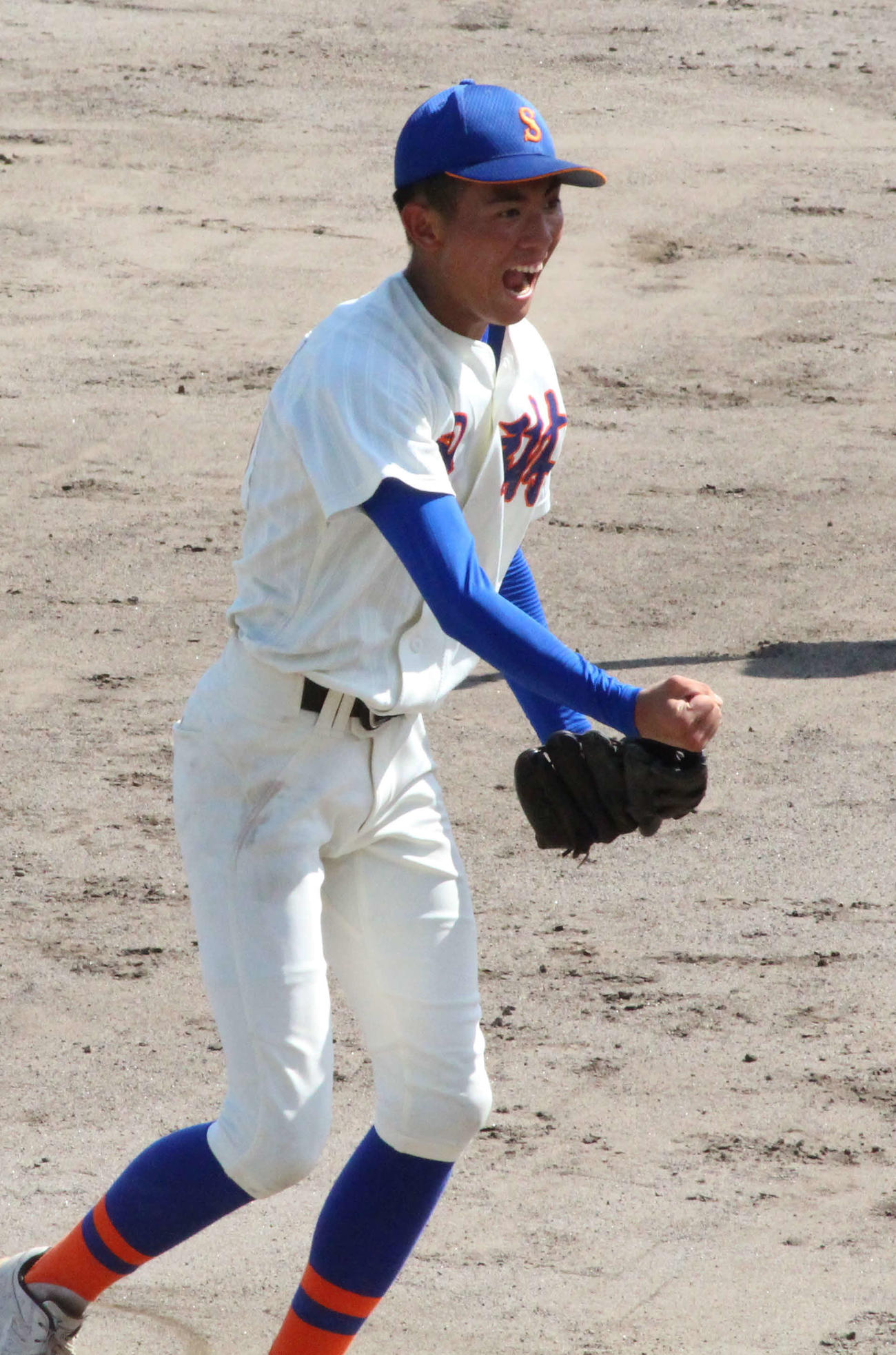 福岡大大濠対星琳　最後の打者を打ち取りガッツポーズする星琳・田中直（撮影・菊川光一）