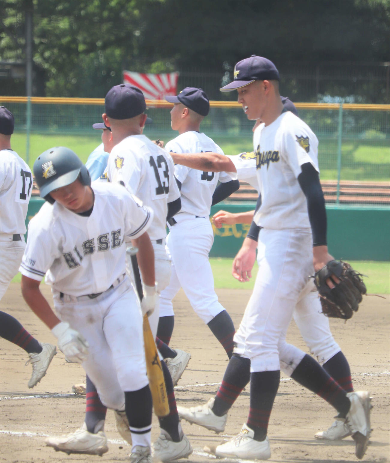 京都大会　北嵯峨対日星　完投した北嵯峨の先発・木瀬翔太投手（3年）が27個目のアウトをとり、整列に向かう（撮影・中島麗）