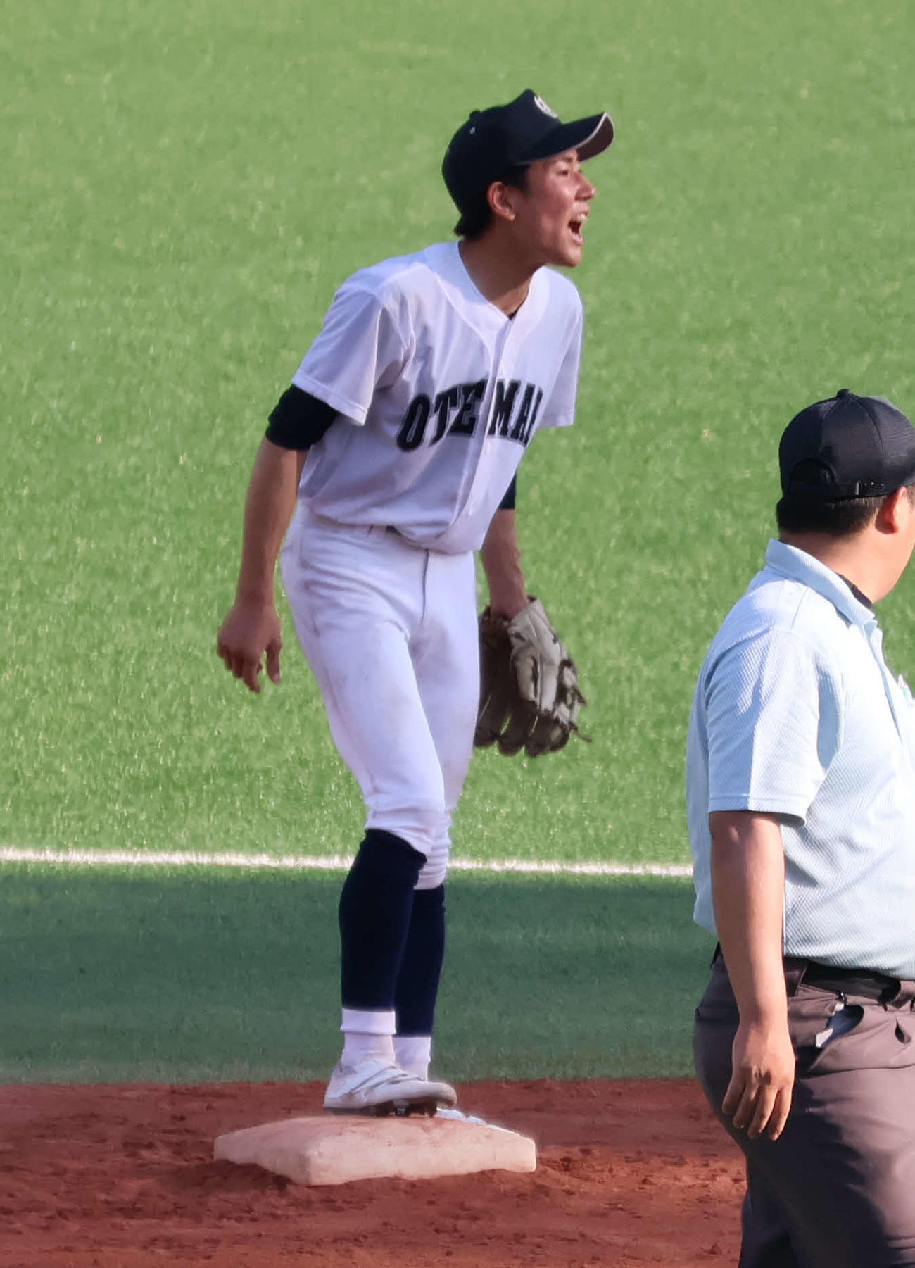 大冠対大手前　ボールを追いかける右翼手に向かって叫ぶ大手前・増田（撮影・原田竣矢）