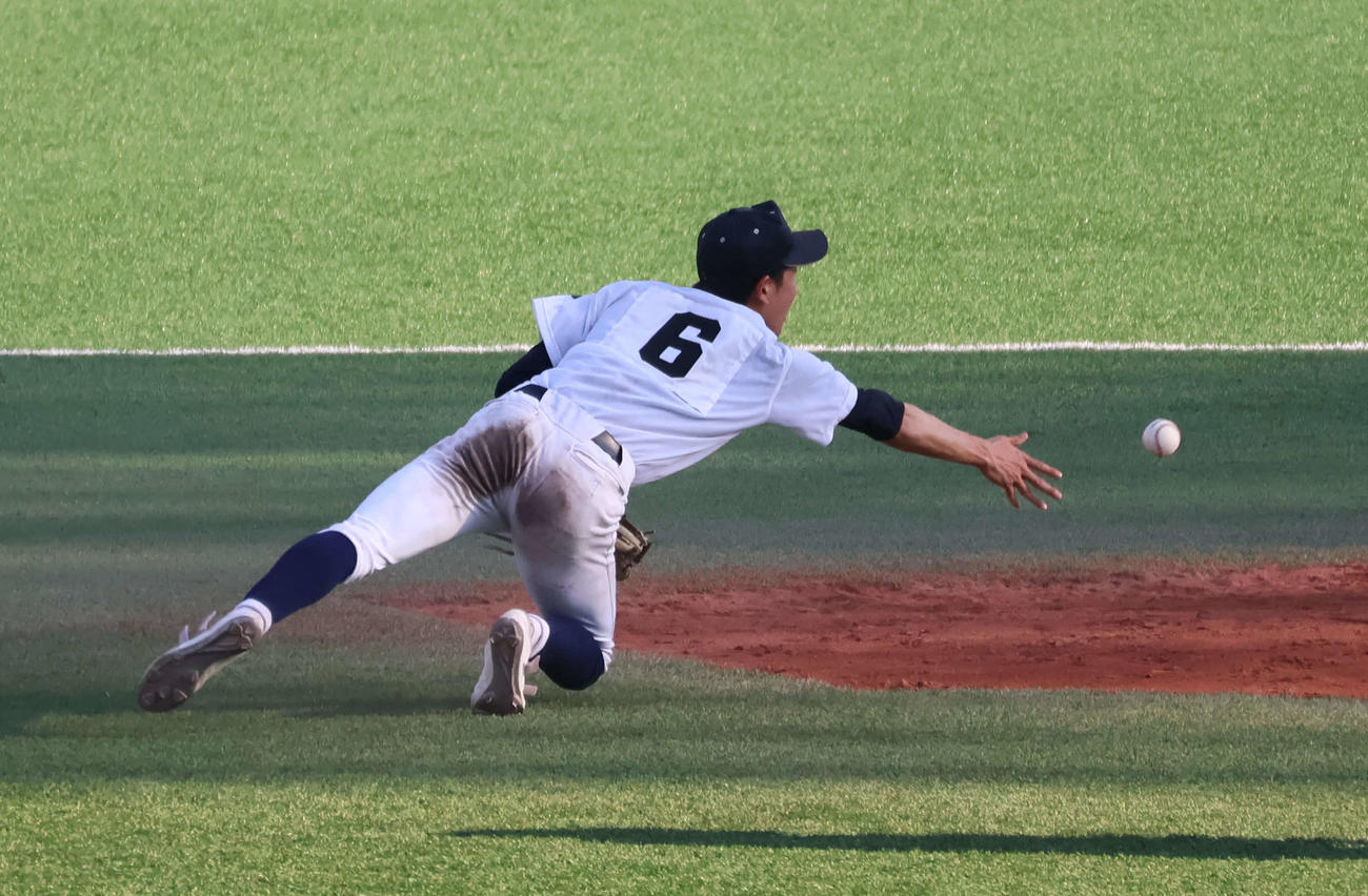 大冠対大手前　懸命に送球する大手前・増田（撮影・原田竣矢）