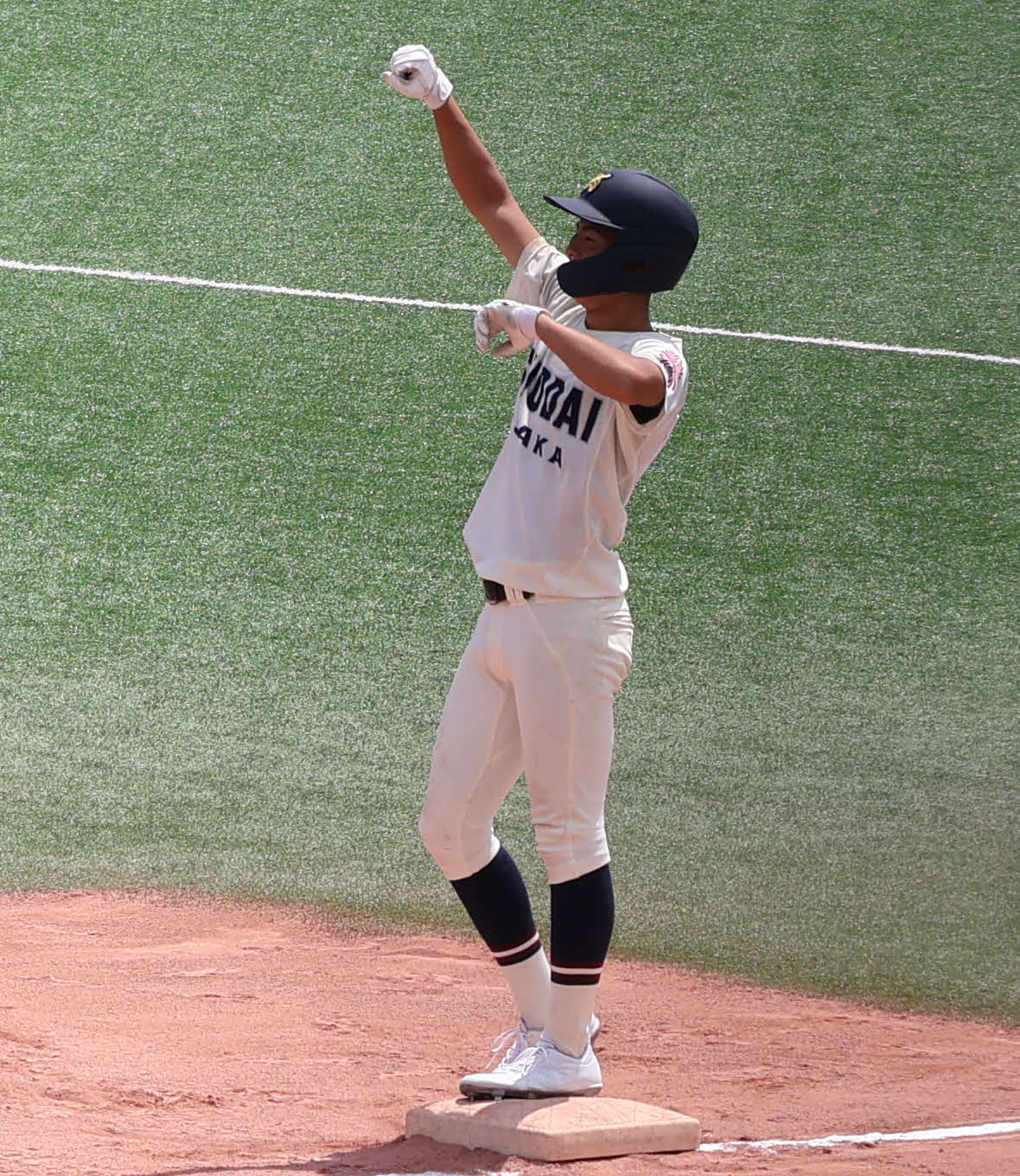 大商大高対堺西　6回、2点につながるスクイズを決め、一塁ベース上でガッツポーズする大商大高・木吉（撮影・原田竣矢）