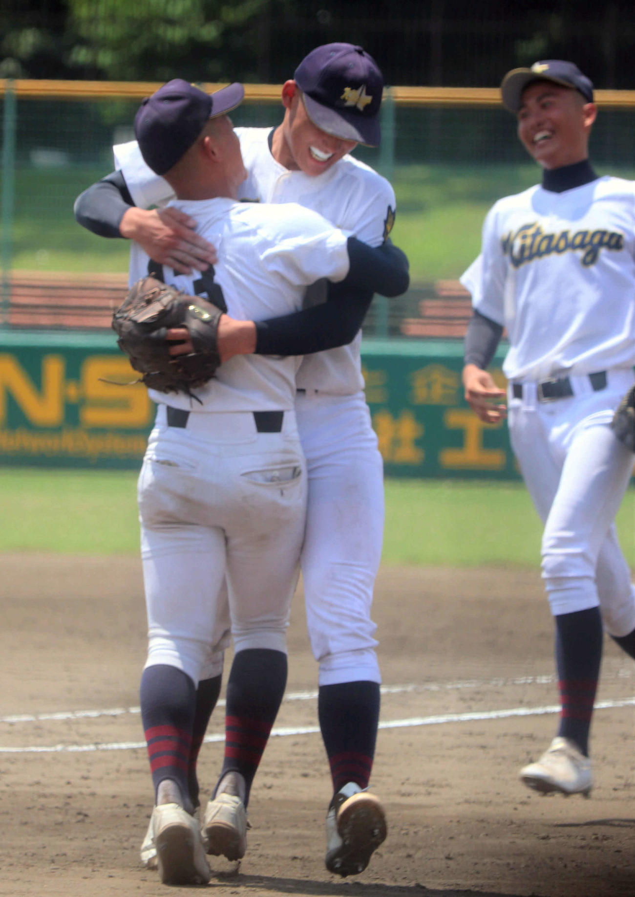 北嵯峨対日星　完投勝利を挙げ、久保見と抱き合う北嵯峨・木瀬（撮影・中島麗）