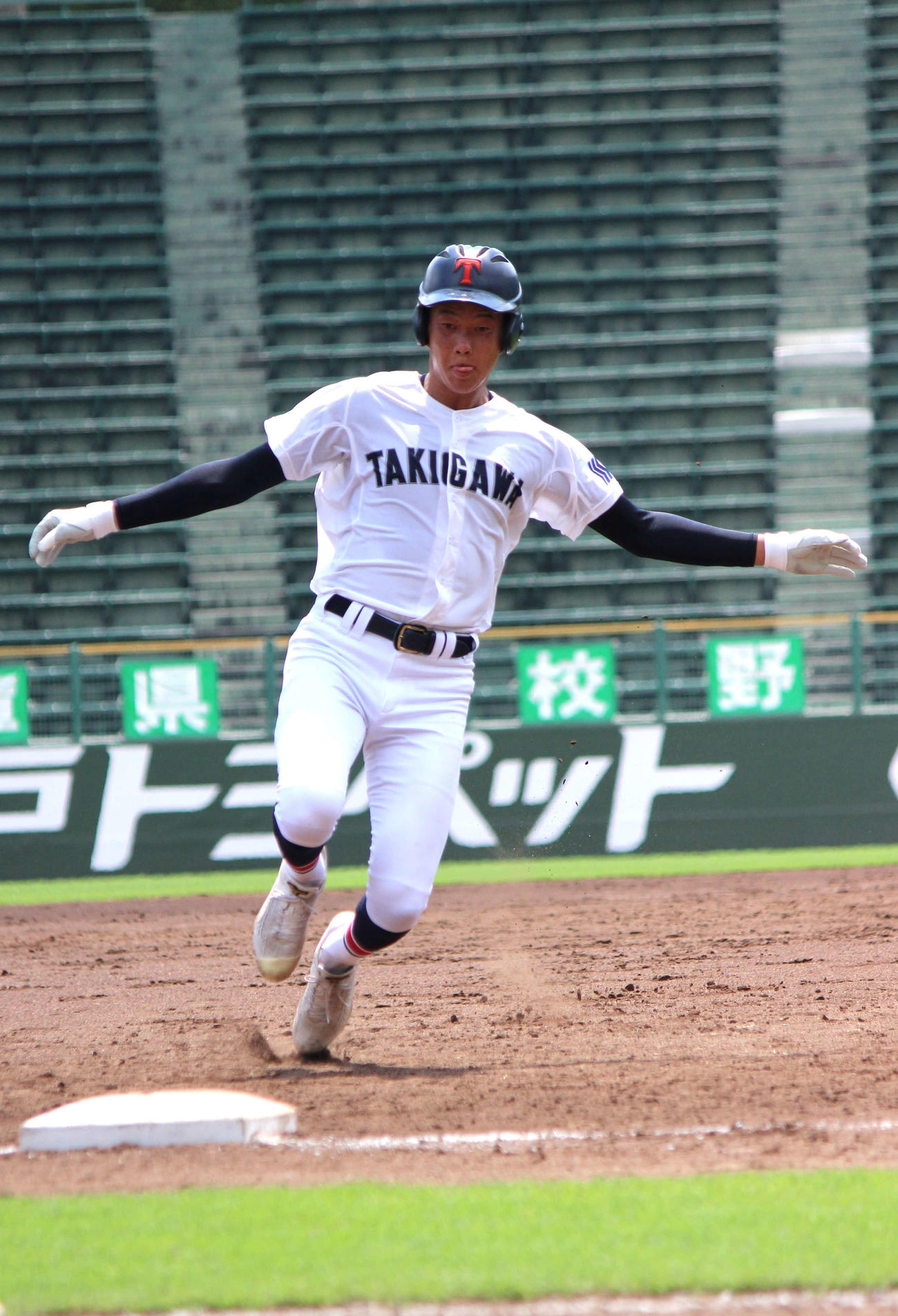 滝川二対神港橘　左飛で三塁に好走塁する滝川二・坂井（撮影・柏原誠）