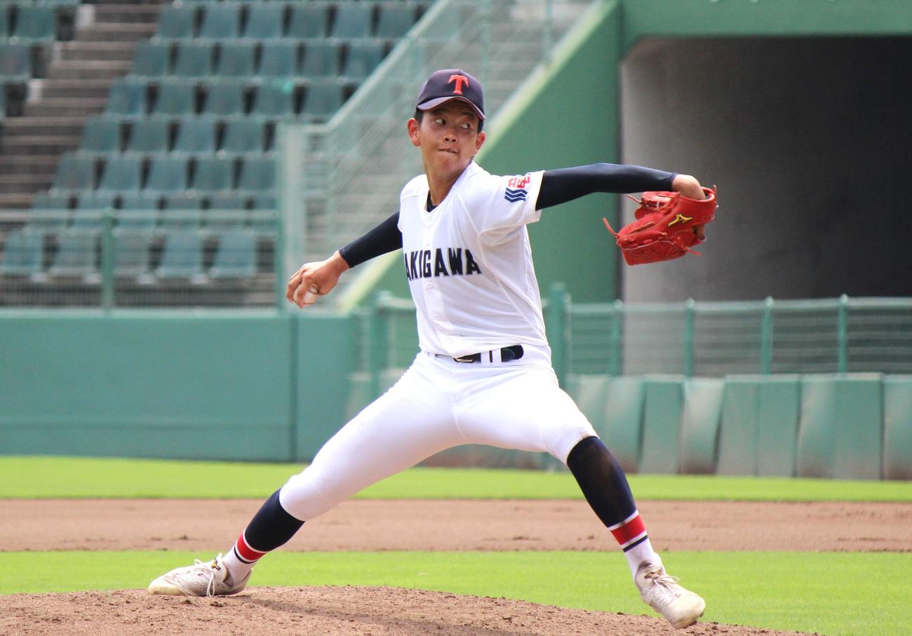 滝川二対神港橘　救援した滝川二・坂井（撮影・柏原誠）