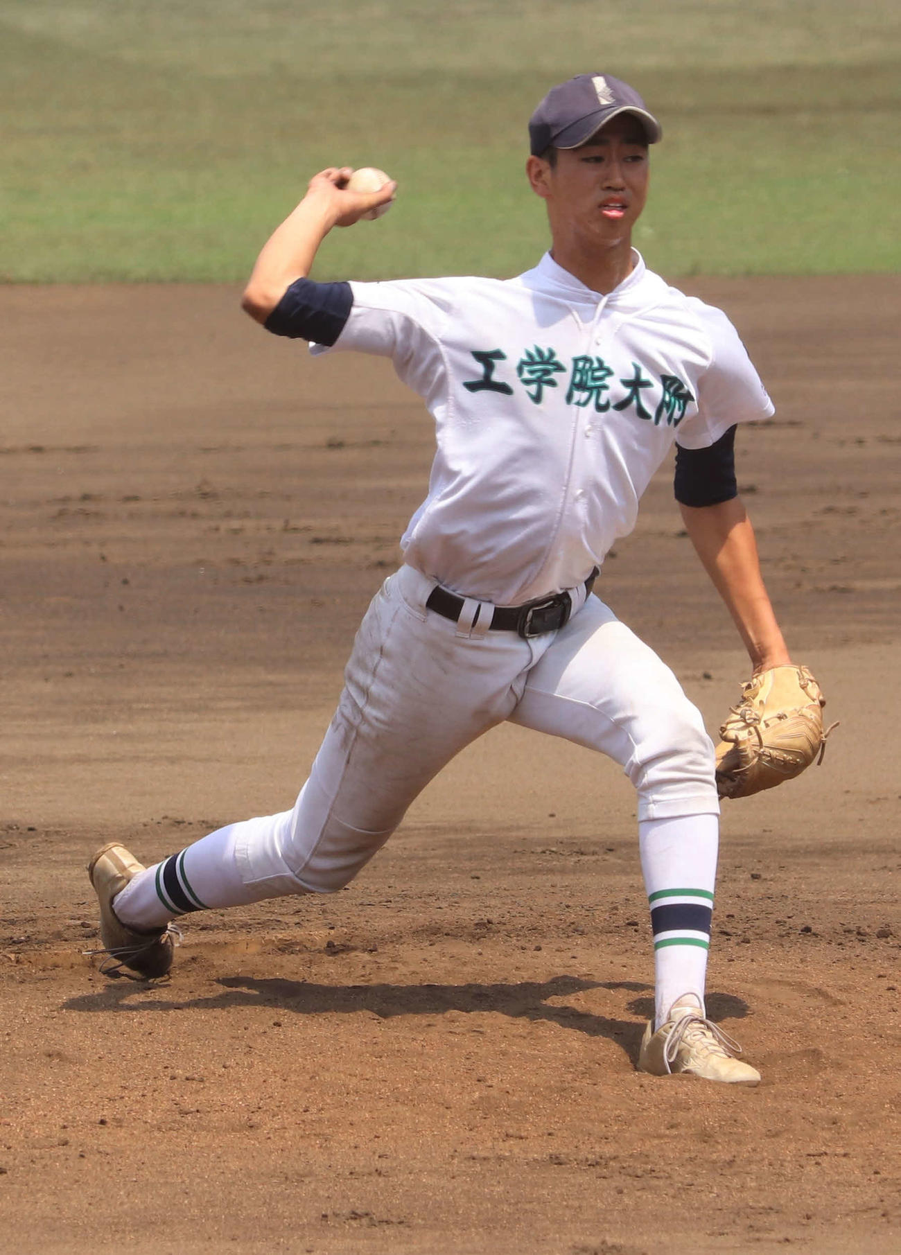 工学院大付対聖パウロ　1回裏途中から2番手で登板した工学院大付・大友（撮影・玉利朱音）