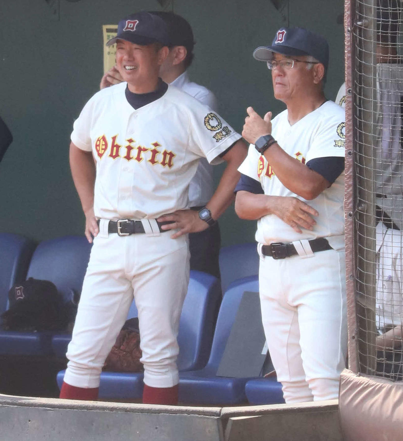 富士森対桜美林　ベンチから戦況を見つめる桜美林・片桐監督（右）（撮影・玉利朱音）