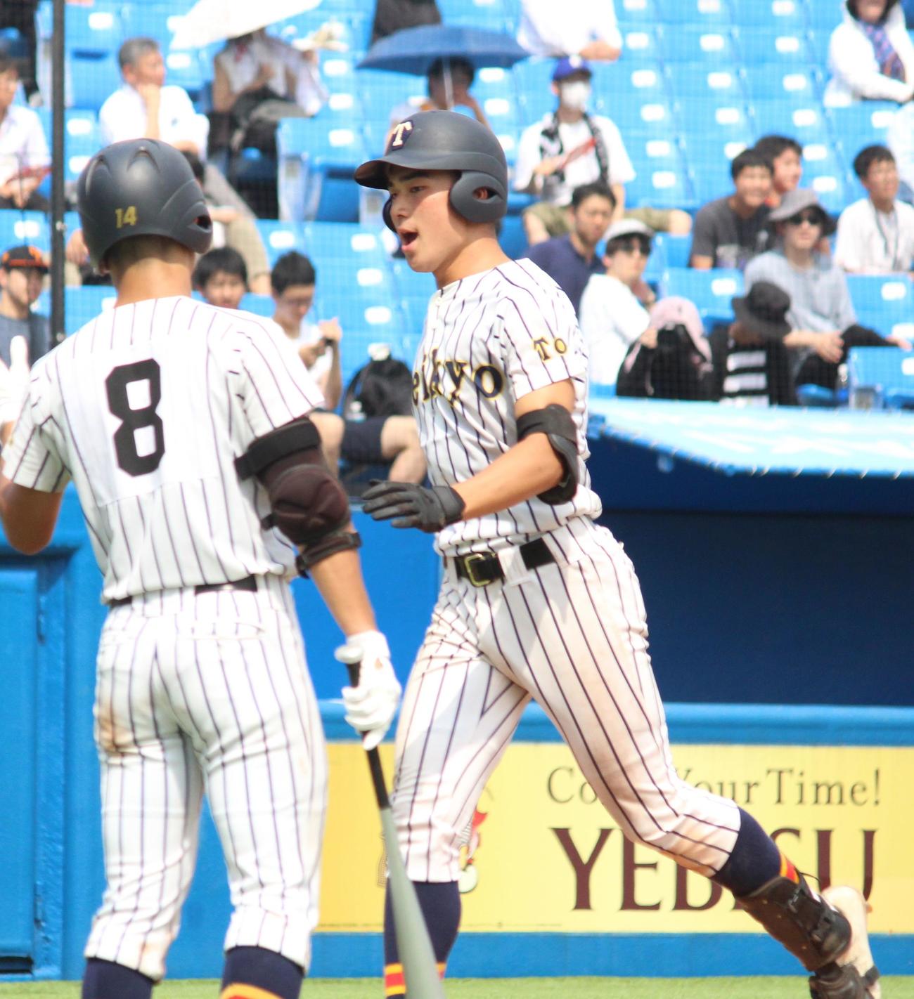 開成対帝京　3回裏帝京1死二塁、2ランを放ちハイタッチをする西崎（撮影・保坂恭子）