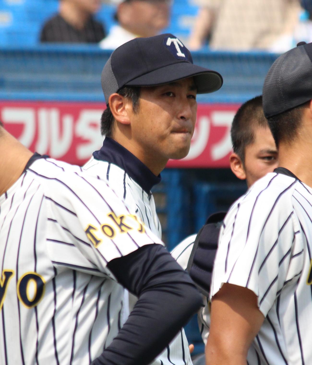 開成対帝京　イニング間に選手を声をかける帝京・金田監督（撮影・保坂恭子）