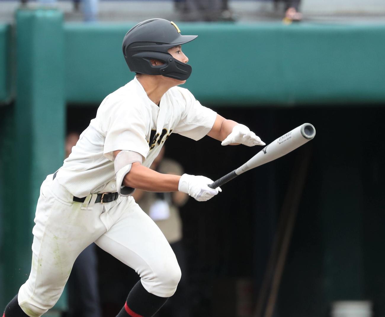 札幌第一対札幌日大　4回裏札幌日大1死一、二塁、中越え2点適時三塁打を放つ菊地（撮影・黒川智章）