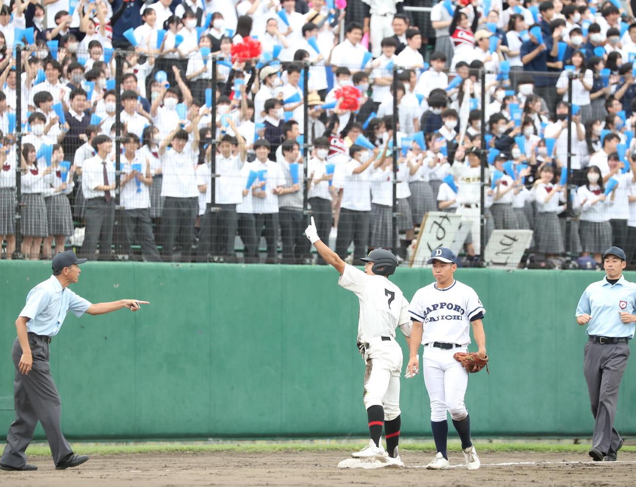 札幌第一対札幌日大　4回裏札幌日大1死一、二塁、中越え2点適時三塁打を放ちポーズをとる菊地（撮影・黒川智章）