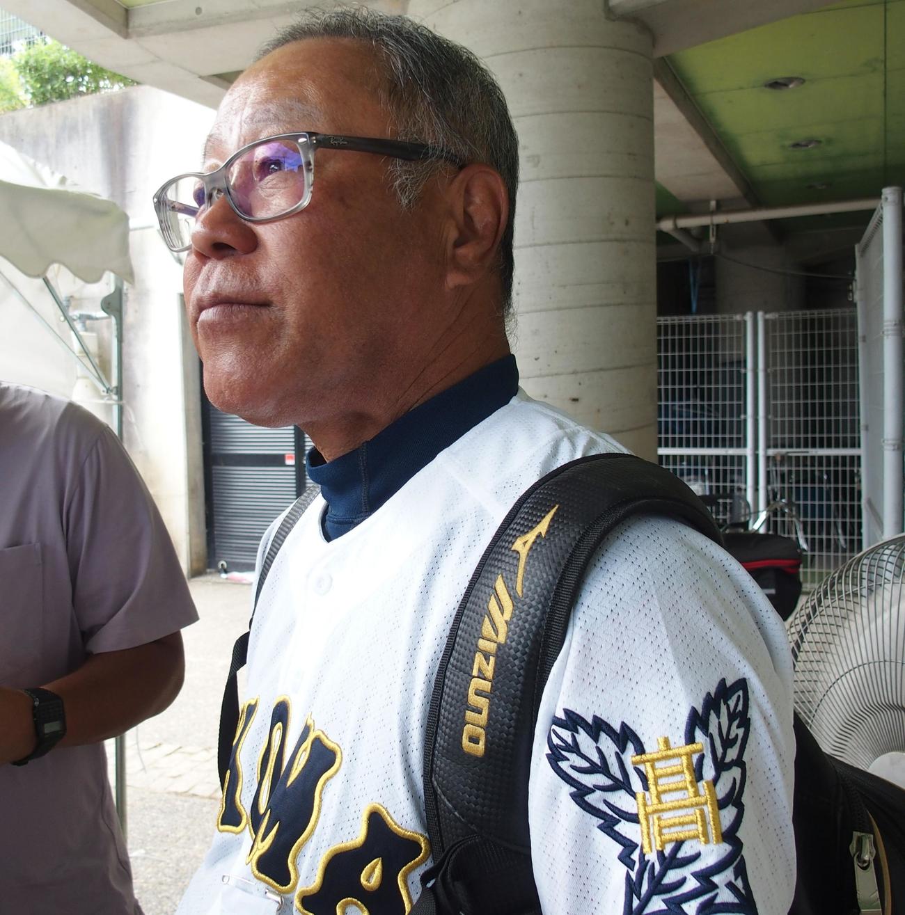御所実対生駒　試合後に取材対応する生駒・北野定雄監督（撮影・永田淳）
