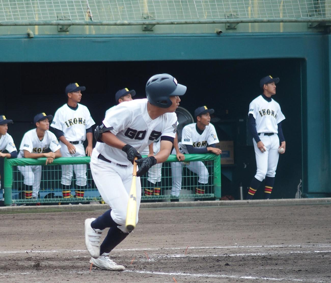 御所実対生駒　3回裏に走者一掃の3点適時打を打つ御所実・深沢（撮影・永田淳）