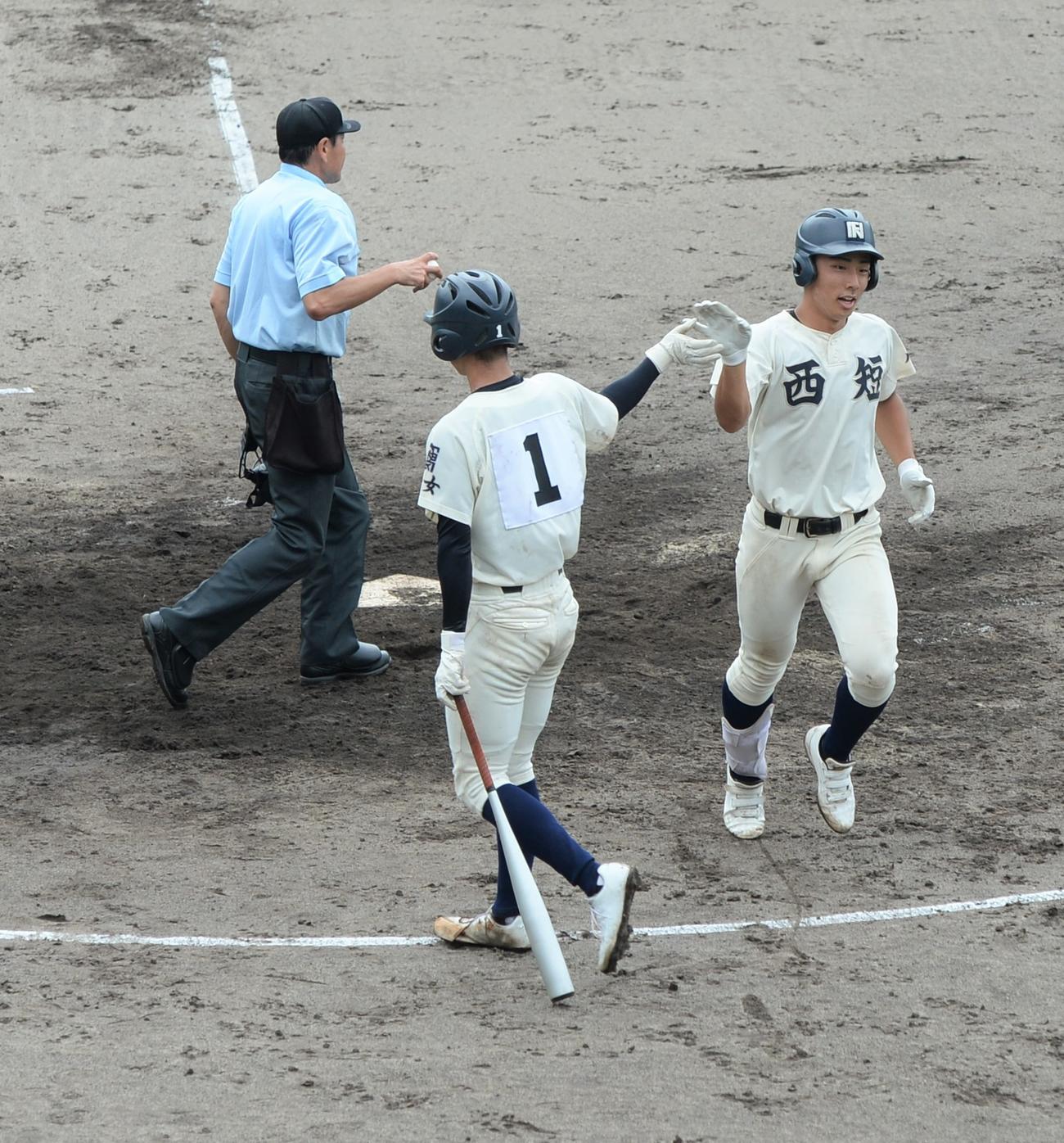 福岡大会　東筑対西日本短大付　2回裏西日本短大付2死二、三塁から右越え3ランを放った古賀（右）（撮影・佐藤究）