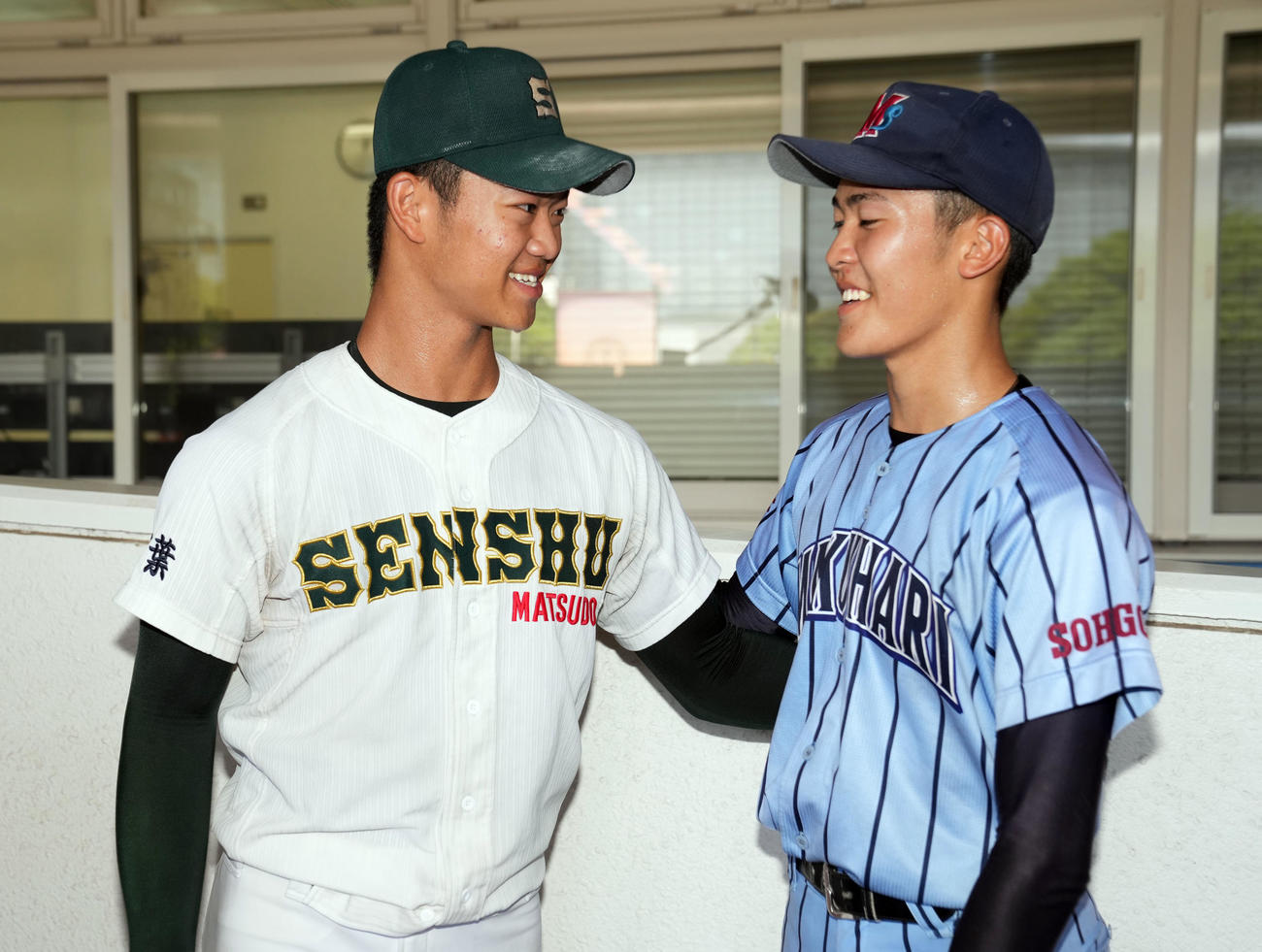 幕張総合対専大松戸　試合後、健闘をたたえ合う専大松戸先発の平野（左）と幕張総合先発の早坂（撮影・狩俣裕三）