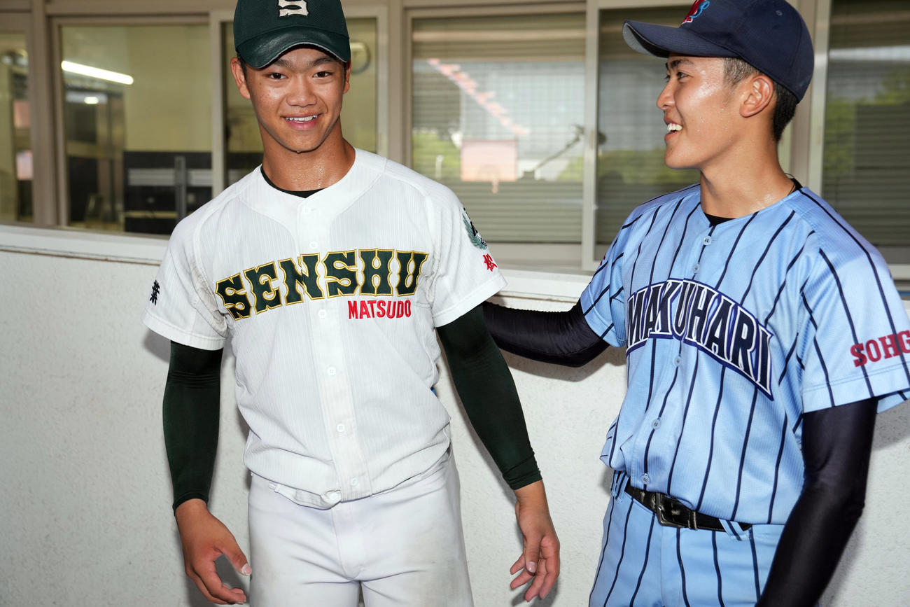 幕張総合対専大松戸　試合後、健闘をたたえ合う専大松戸先発の平野（左）と幕張総合先発の早坂（撮影・狩俣裕三）