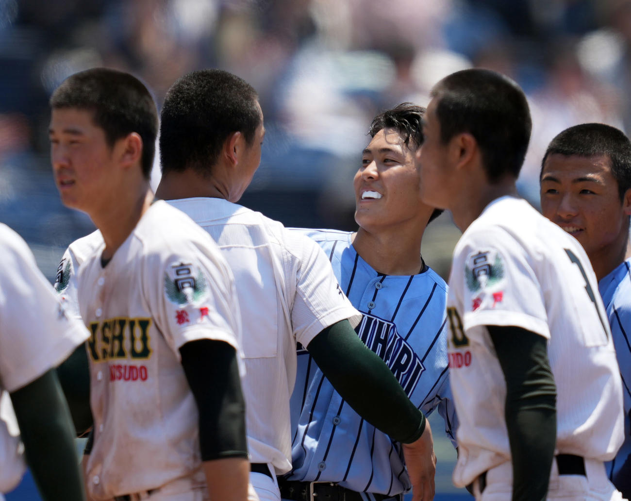 幕張総合対専大松戸　試合後、専大松戸・平野（中央左）と健闘をたたえ合う幕張総合先発の早坂（撮影・狩俣裕三）