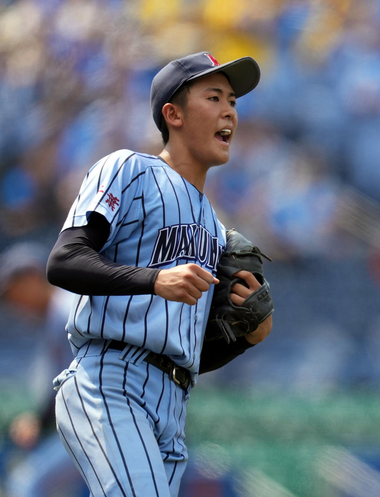 幕張総合対専大松戸　3回裏専大松戸2死、専大松戸・上迫田を遊ゴロに打ち取り、ほえる幕張総合先発の早坂（撮影・狩俣裕三）