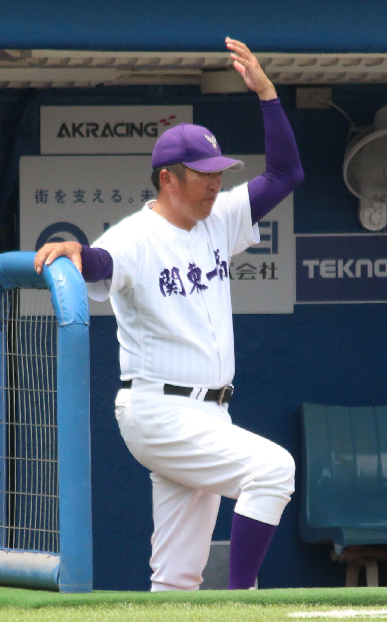目白研心対関東第一　選手に指示を送る関東第一・米沢監督（撮影・保坂恭子）