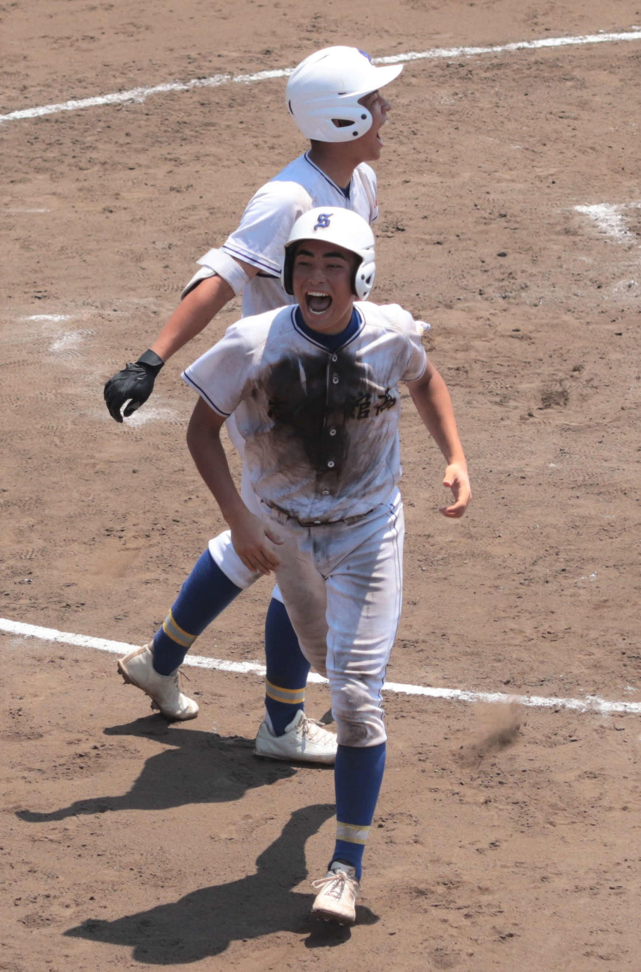 志学館対中央学院で8回2死二塁から勝ち越し2点本塁打を放ち、生還する志学館・久保山内野手（2年）（中央）（撮影・佐瀬百合子）