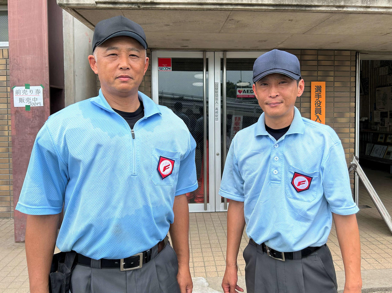 前橋育英対市太田　同じ試合で審判を担当した江積利雄さん（左）と厚次さん（右）兄弟（撮影・黒須亮）