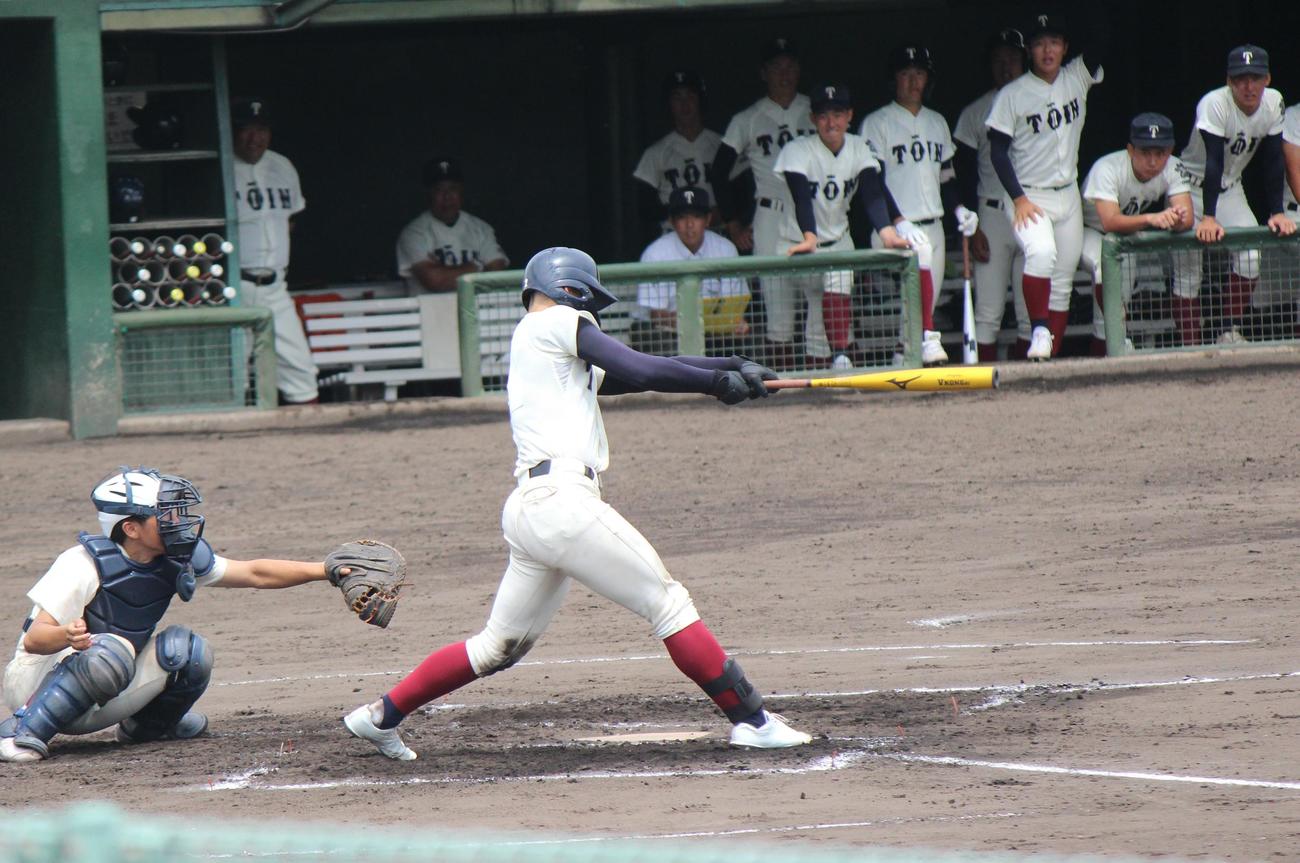 早稲田摂陵対大阪桐蔭　左中間に二塁打を放つ大阪桐蔭・南川（撮影・柏原誠）